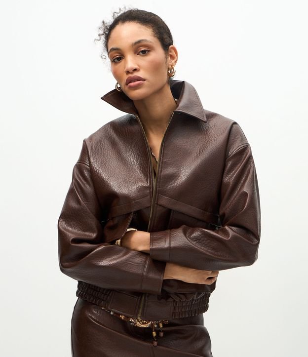 Jaqueta em PU com Bolsos Fole e Fechamento em Zíper