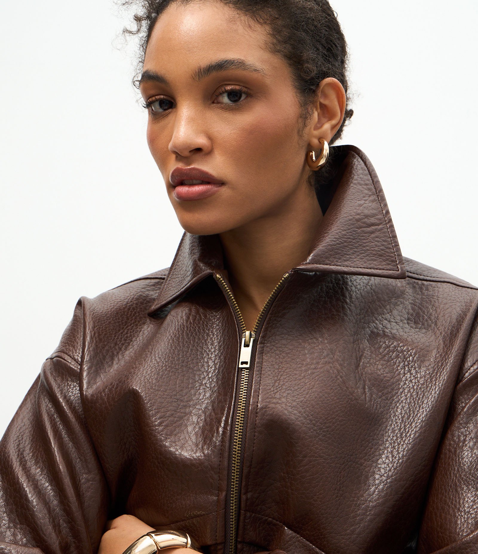 Jaqueta em PU com Bolsos Fole e Fechamento em Zíper Marrom 3