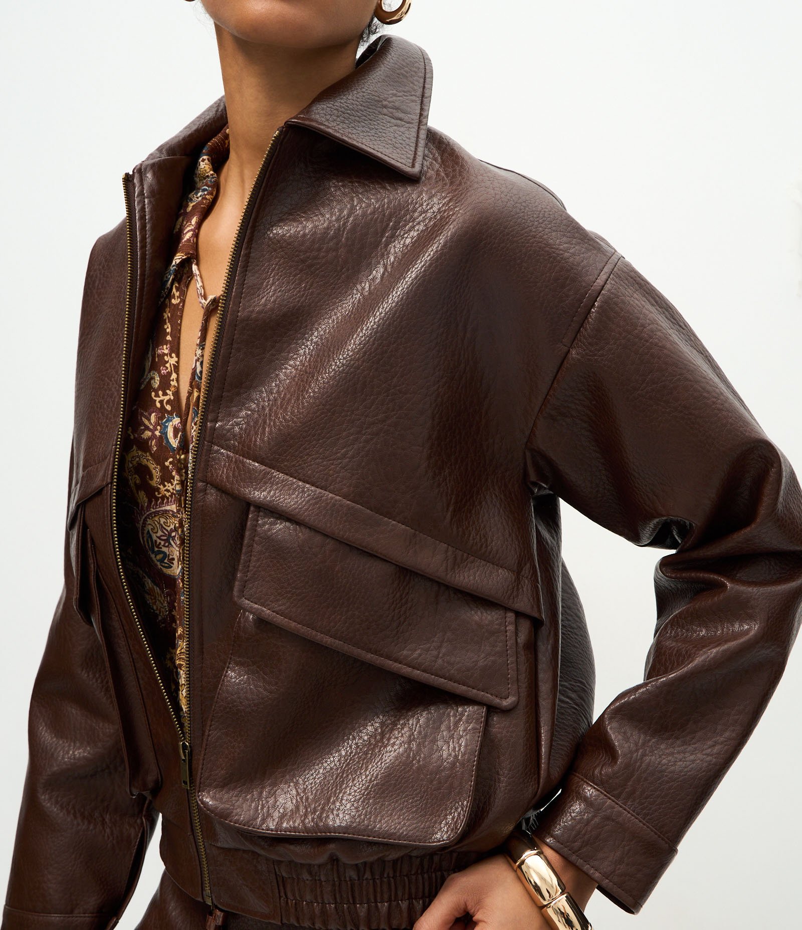 Jaqueta em PU com Bolsos Fole e Fechamento em Zíper Marrom 4