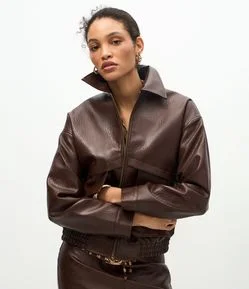 Jaqueta em PU com Bolsos Fole e Fechamento em Zíper