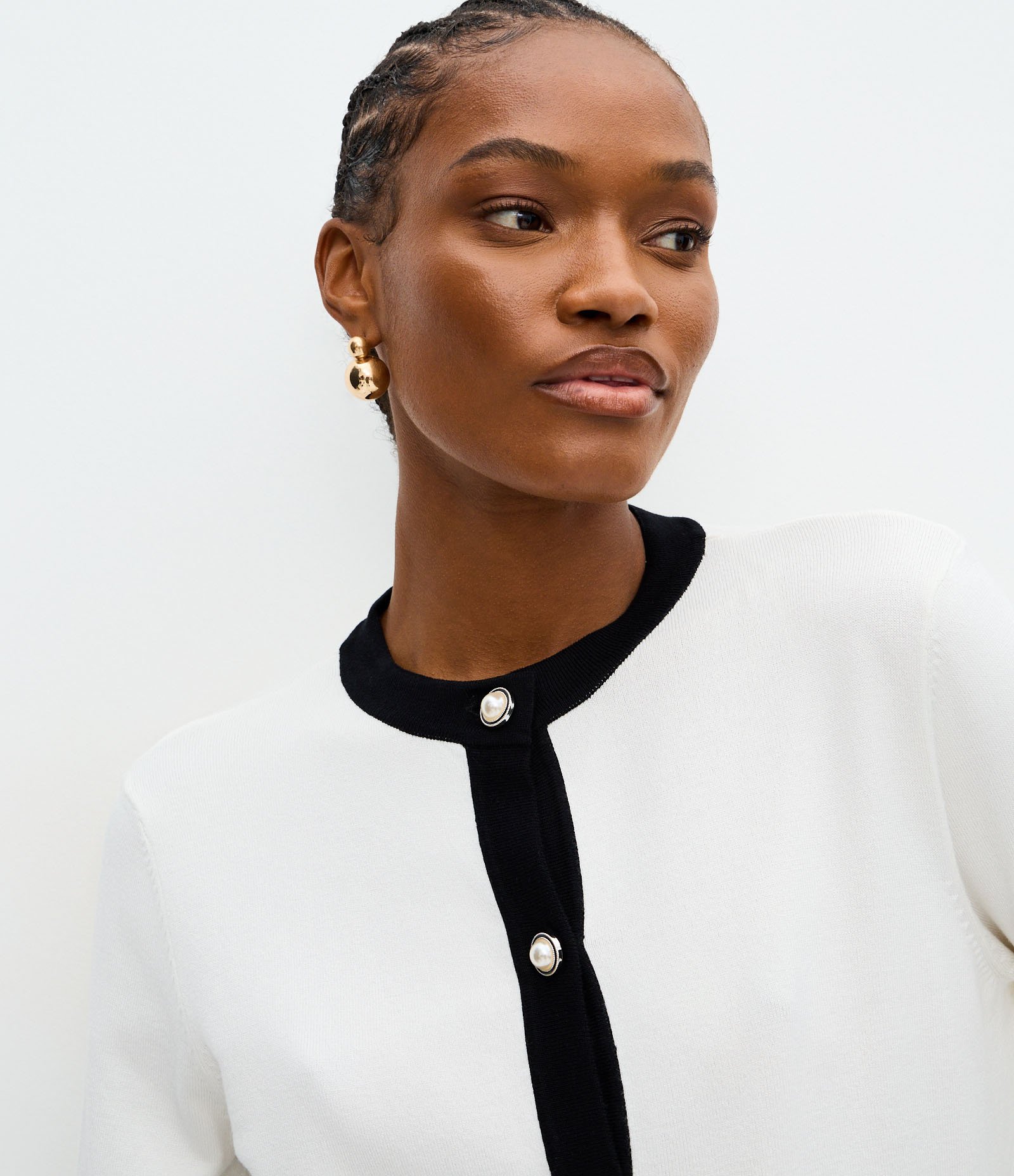 Cardigan Curto em Tricô com Botões Perolados Branco 3