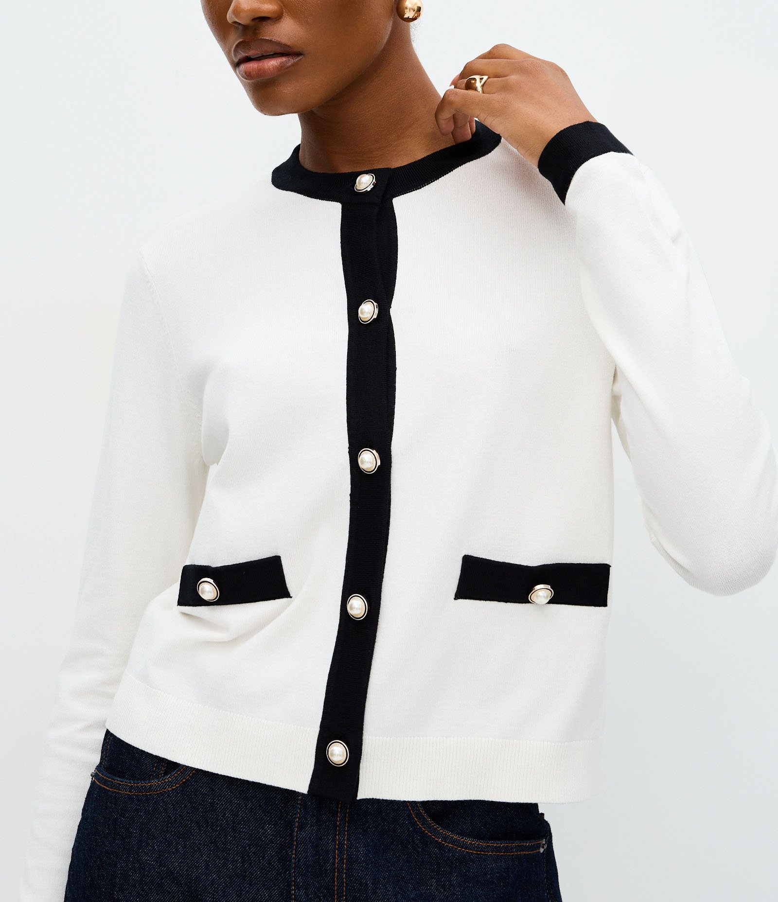 Cardigan Curto em Tricô com Botões Perolados Branco 4