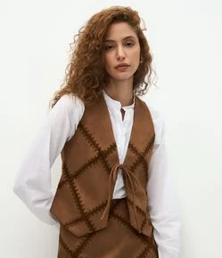 Colete Estruturado em Suede com Bordado