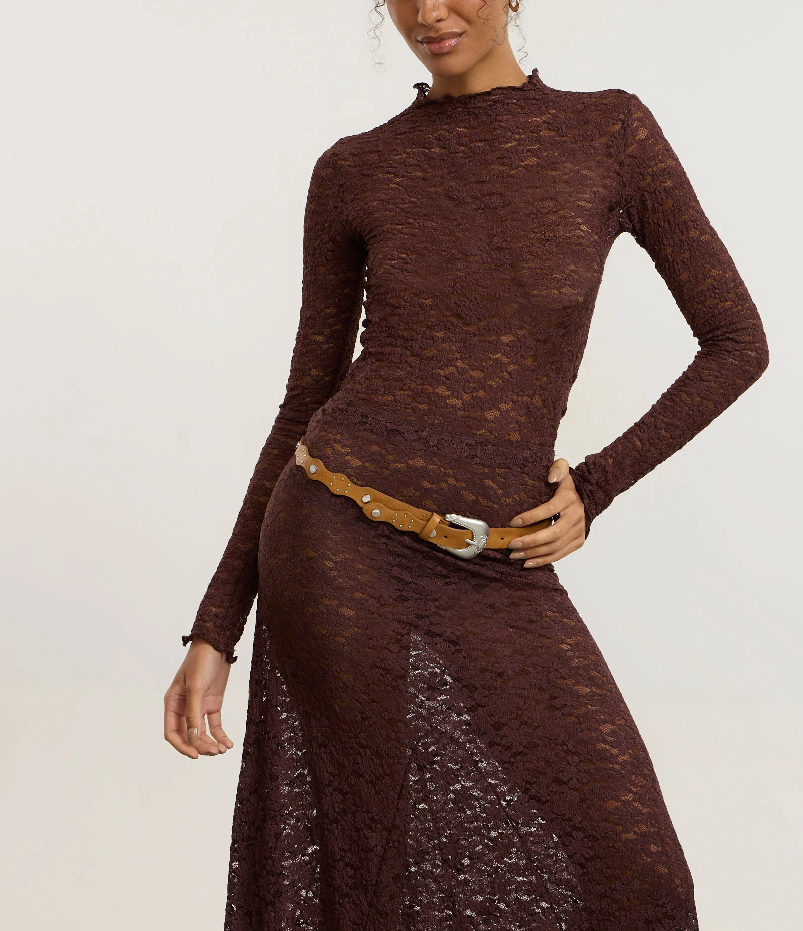 Cinto Boho com Estrutura Ondulada e Detalhes em Metal Bege 1