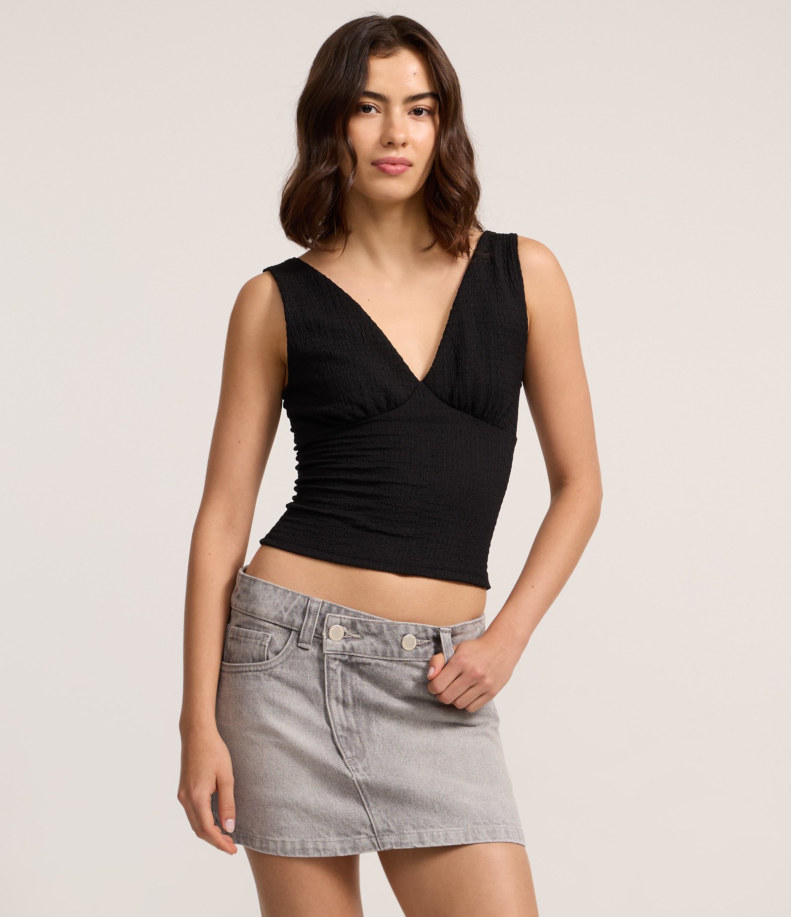 Minissaia em Jeans com Cós Transpassado e Bolsos Cinza 2