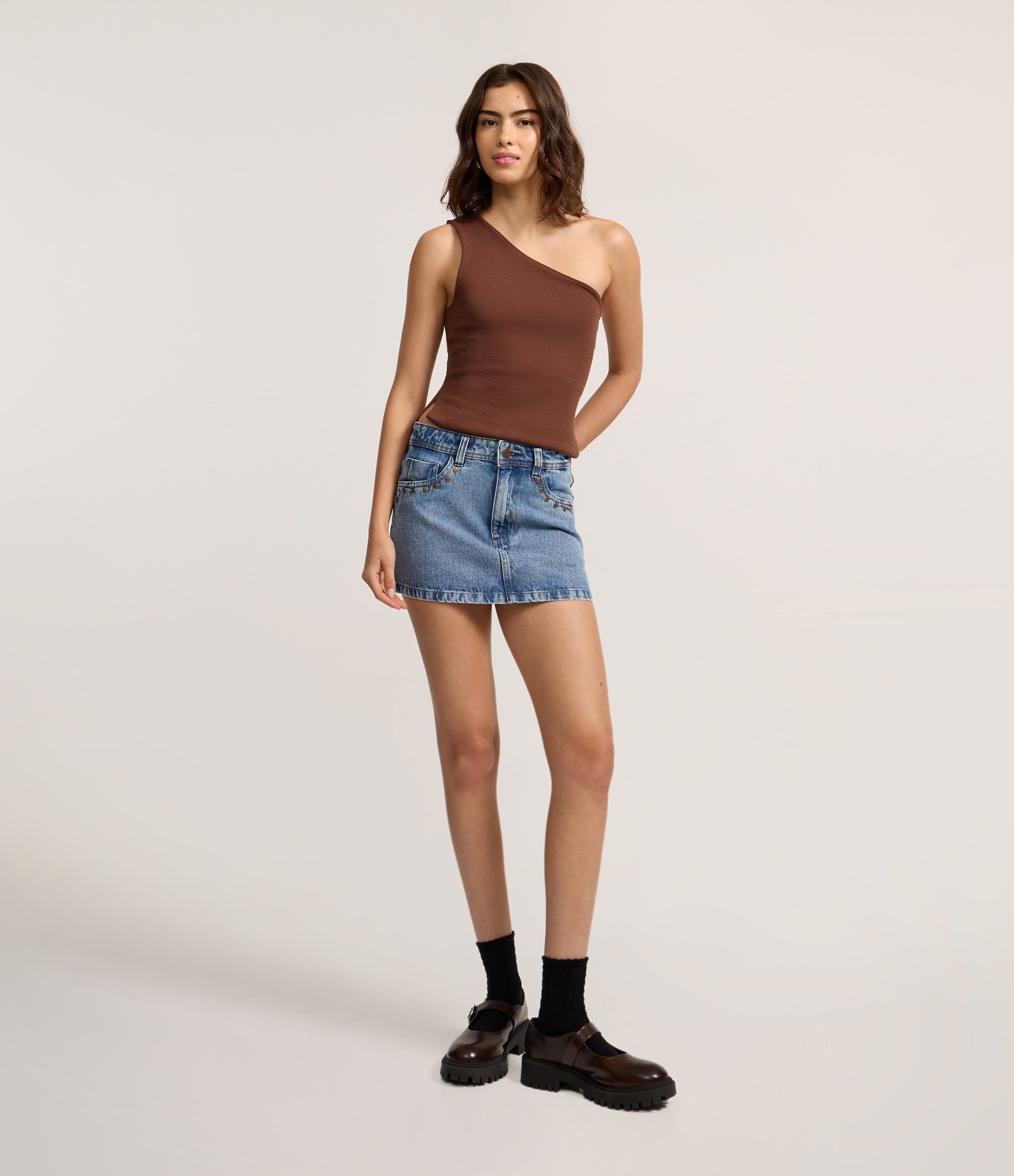 Saia Curta Cintura Média em Jeans com Tachas Metalizadas Azul 1