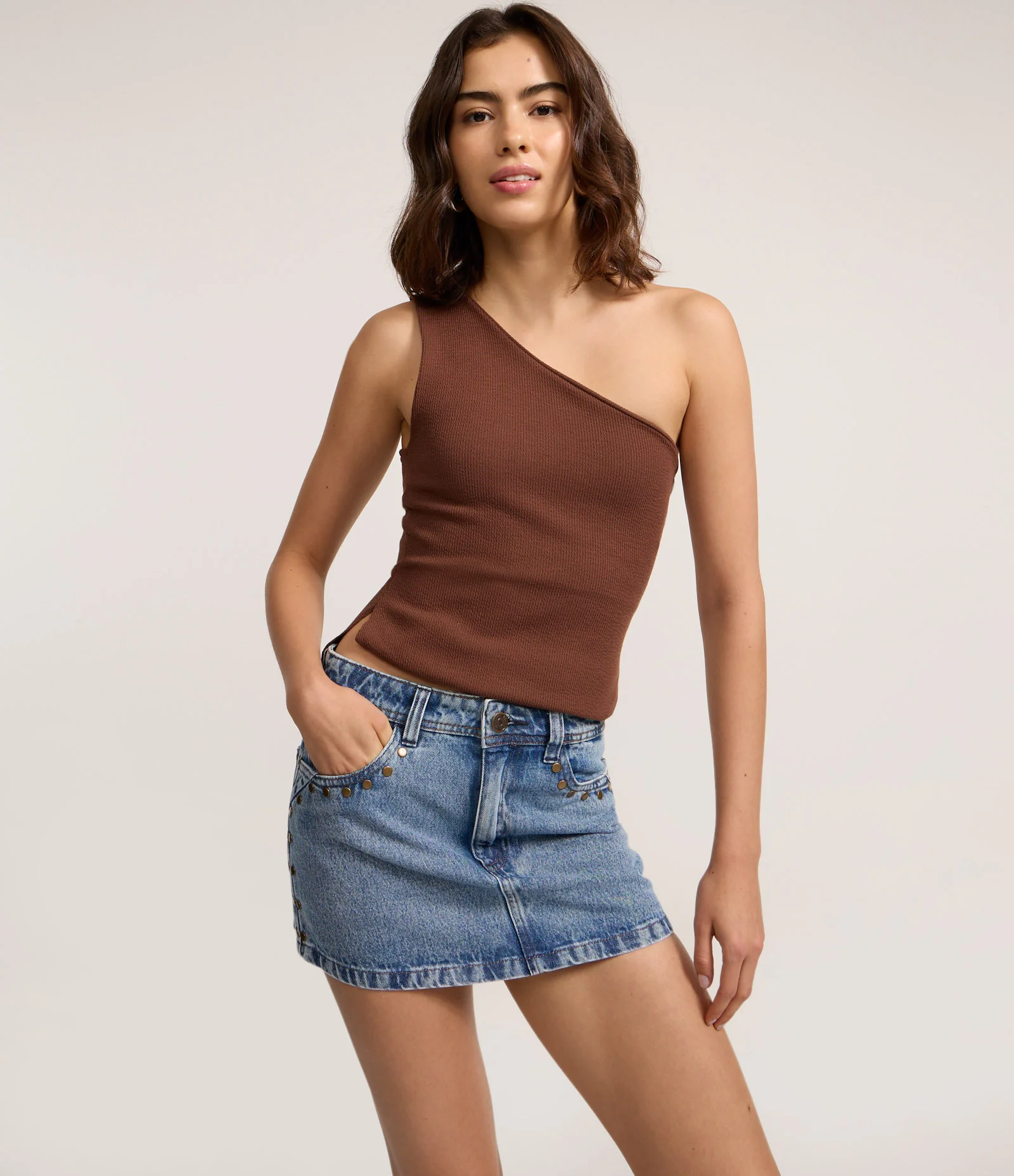 Saia Curta Cintura Média em Jeans com Tachas Metalizadas Azul 2