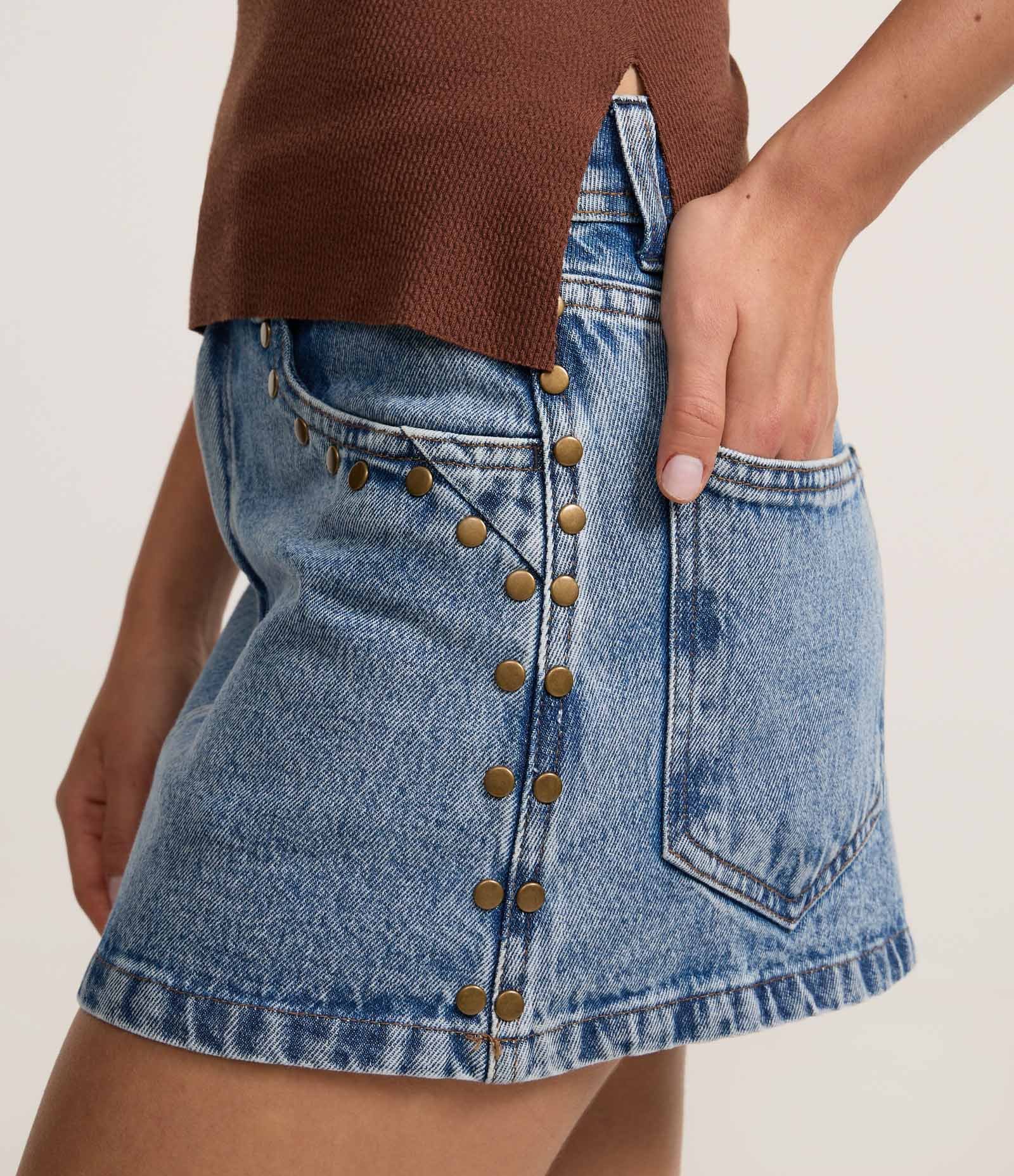 Saia Curta Cintura Média em Jeans com Tachas Metalizadas Azul 4