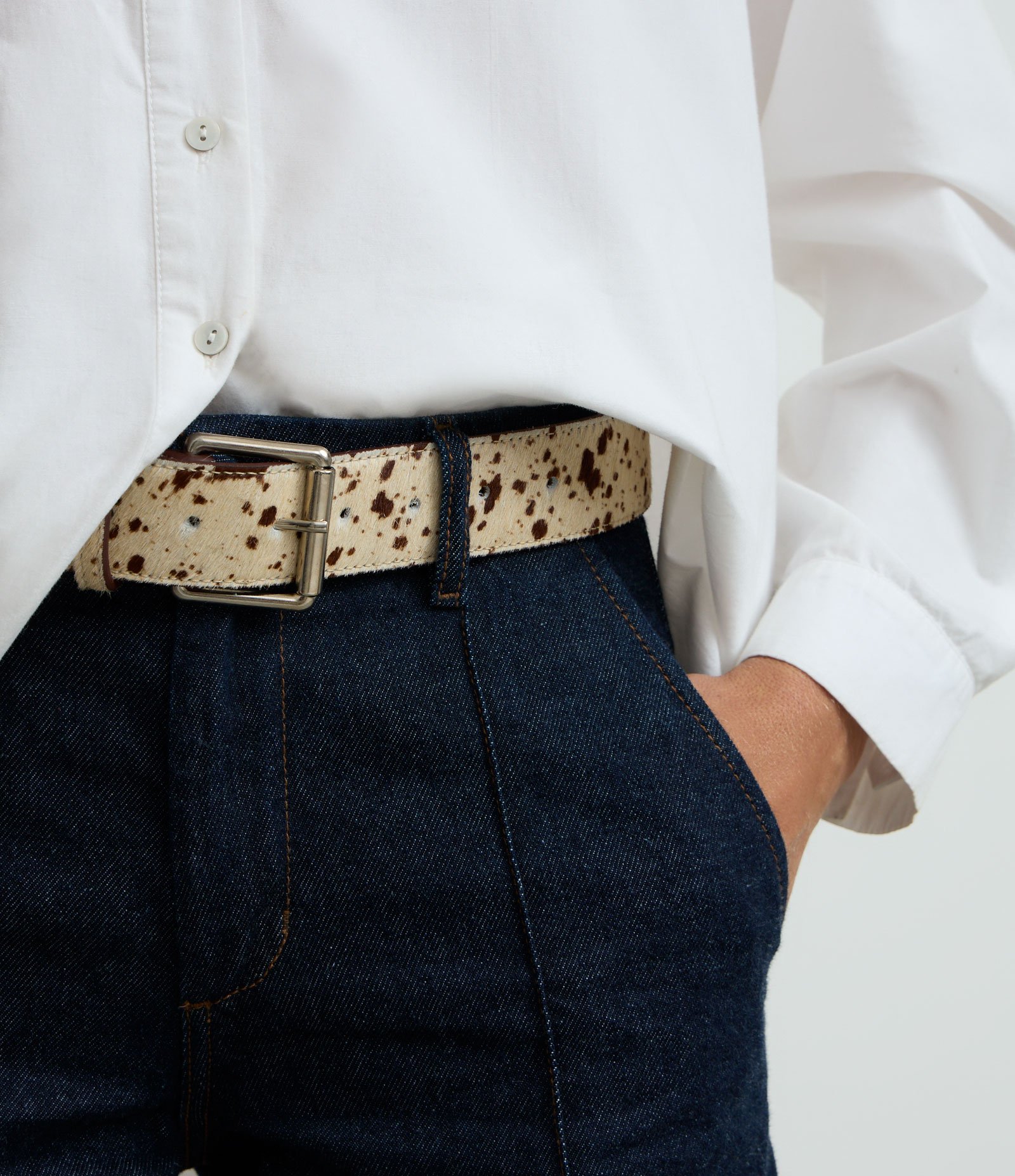 Cinto Médio em Couro com Estampa de Vaca Bege 5