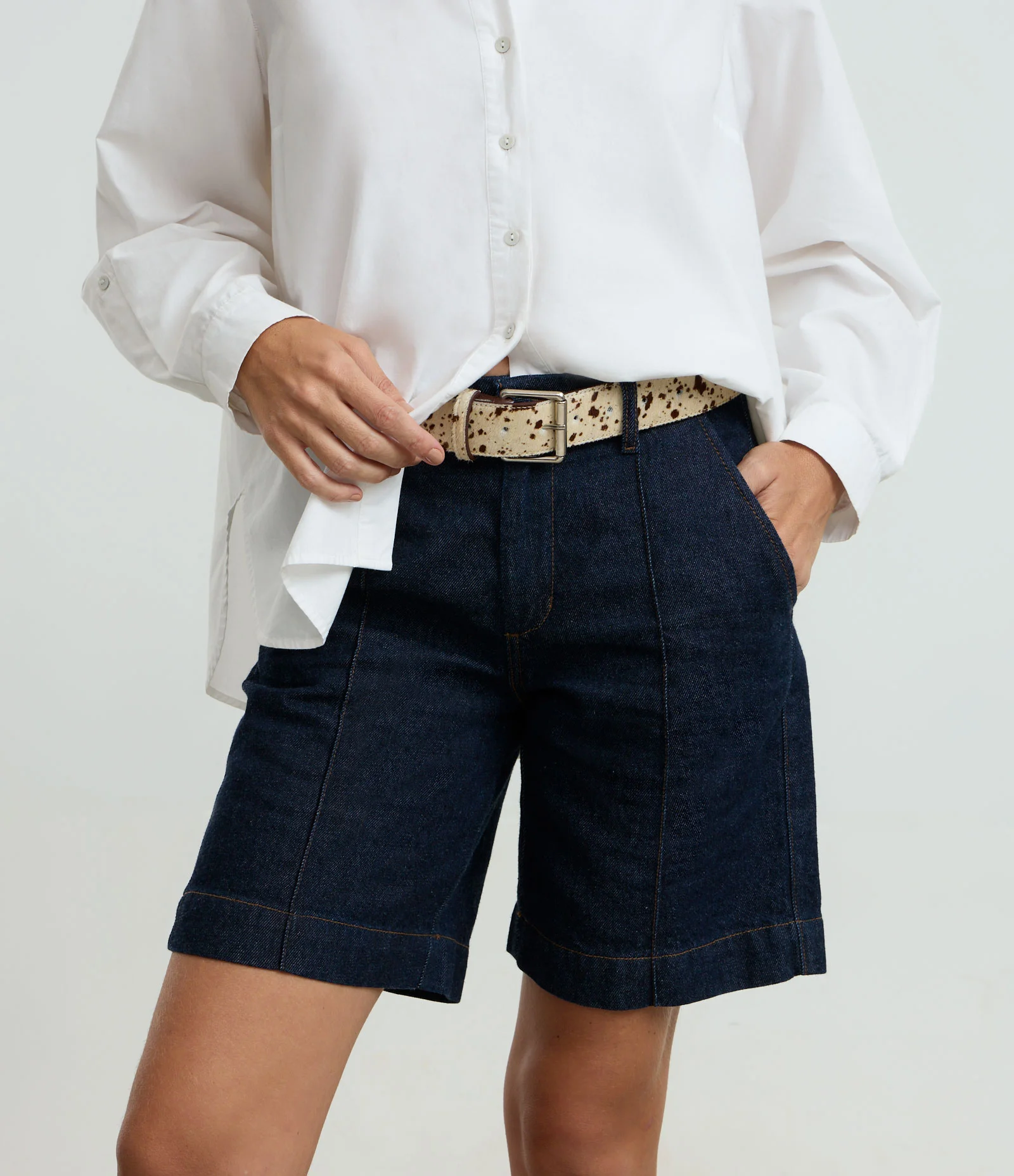 Cinto Médio em Couro com Estampa de Vaca Bege 1