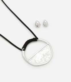 Conjunto de Colar em Cordão e Pingente Geométrico com Brinco Botão