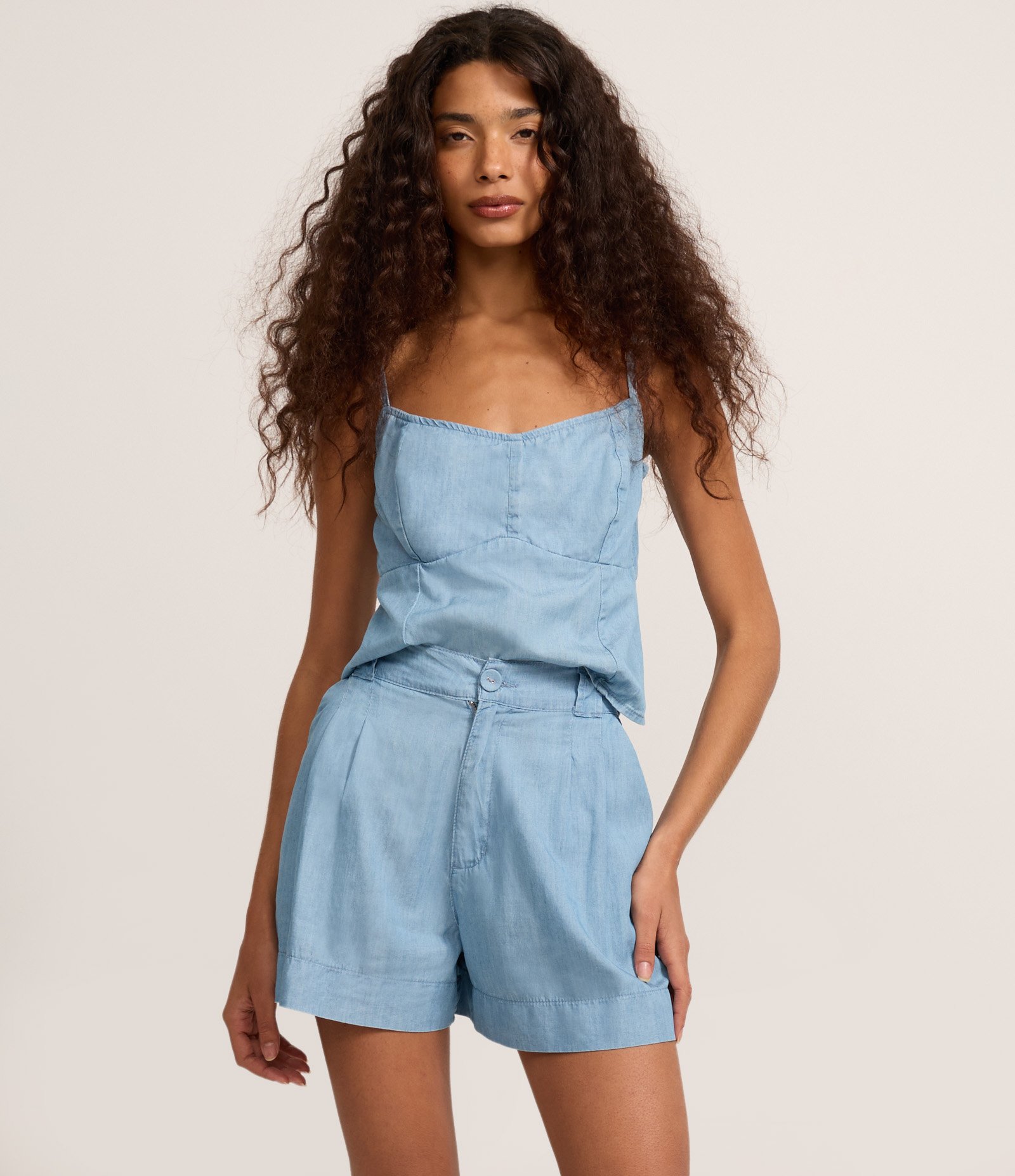 Short Cintura Média em Jeans com Cós Alfaiatado e Pregas Claro 2