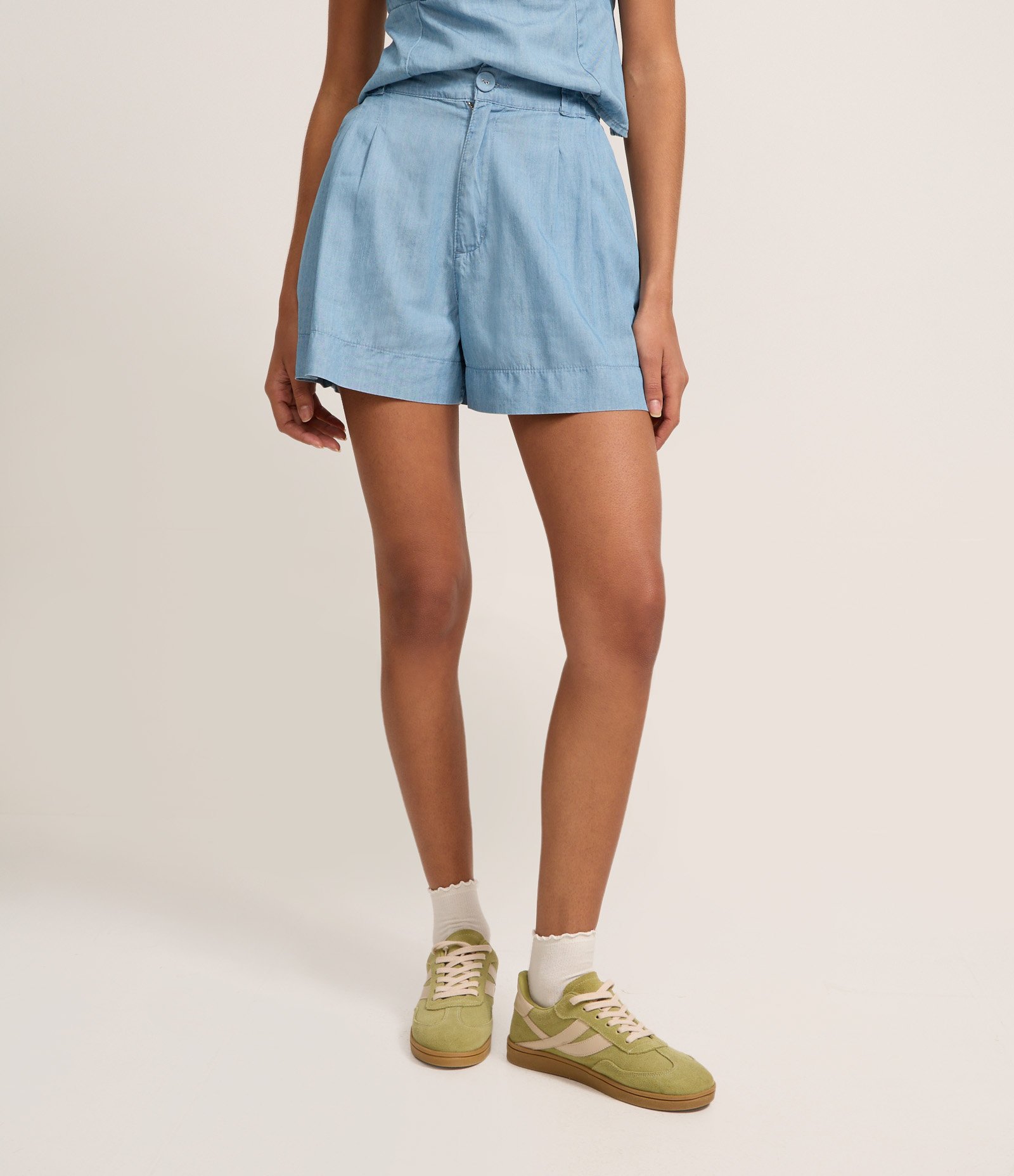 Short Cintura Média em Jeans com Cós Alfaiatado e Pregas Claro 3