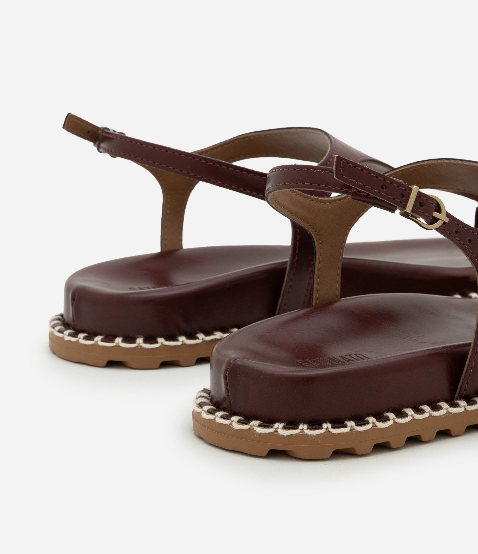 Sandália Rasteira com Dedeira e Detalhe Bold Vinho 5