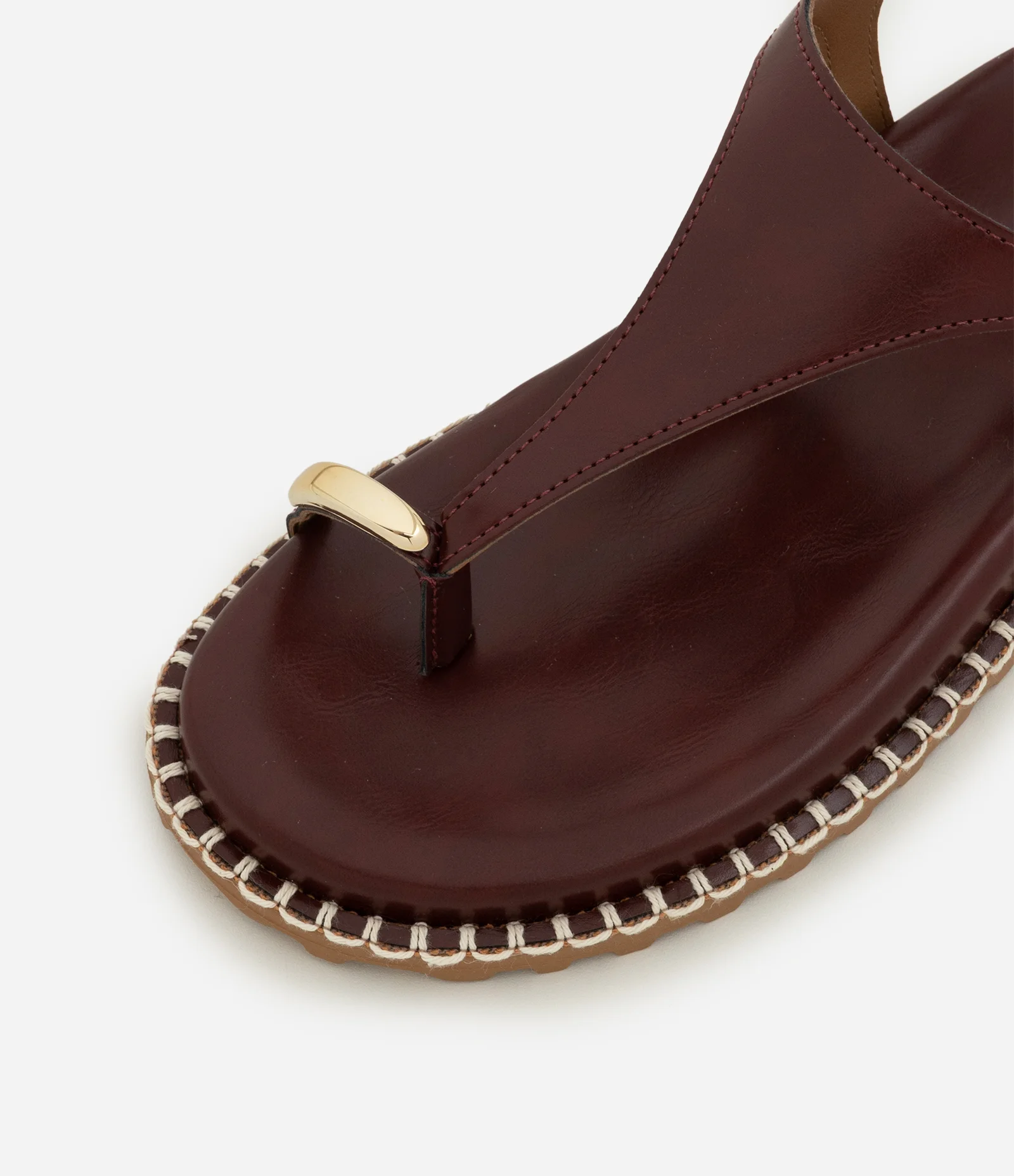 Sandália Rasteira com Dedeira e Detalhe Bold Vinho 6