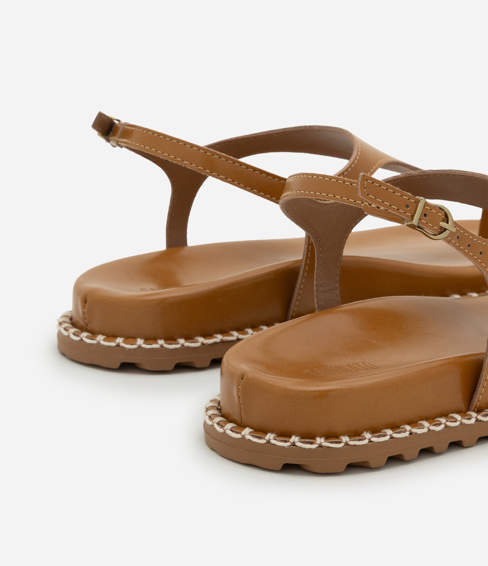 Sandália Rasteira com Dedeira e Detalhe Bold Marrom Caramelo 6