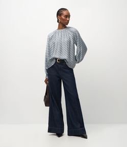 Blusa em Viscose com Franzido no Decote e Estampa Geométrica