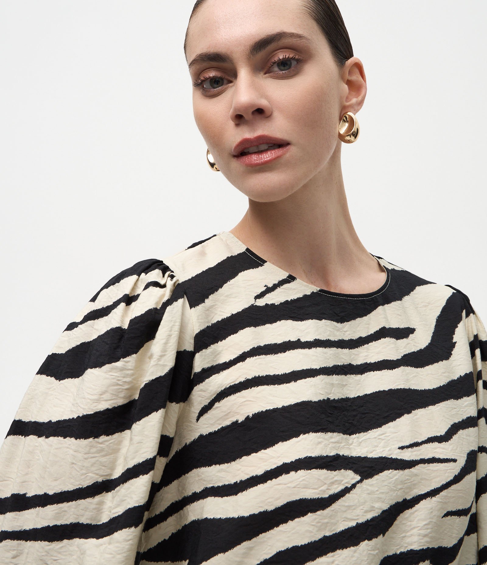 Blusa em Viscose com Estampa Animal Print Bege/Preto 3