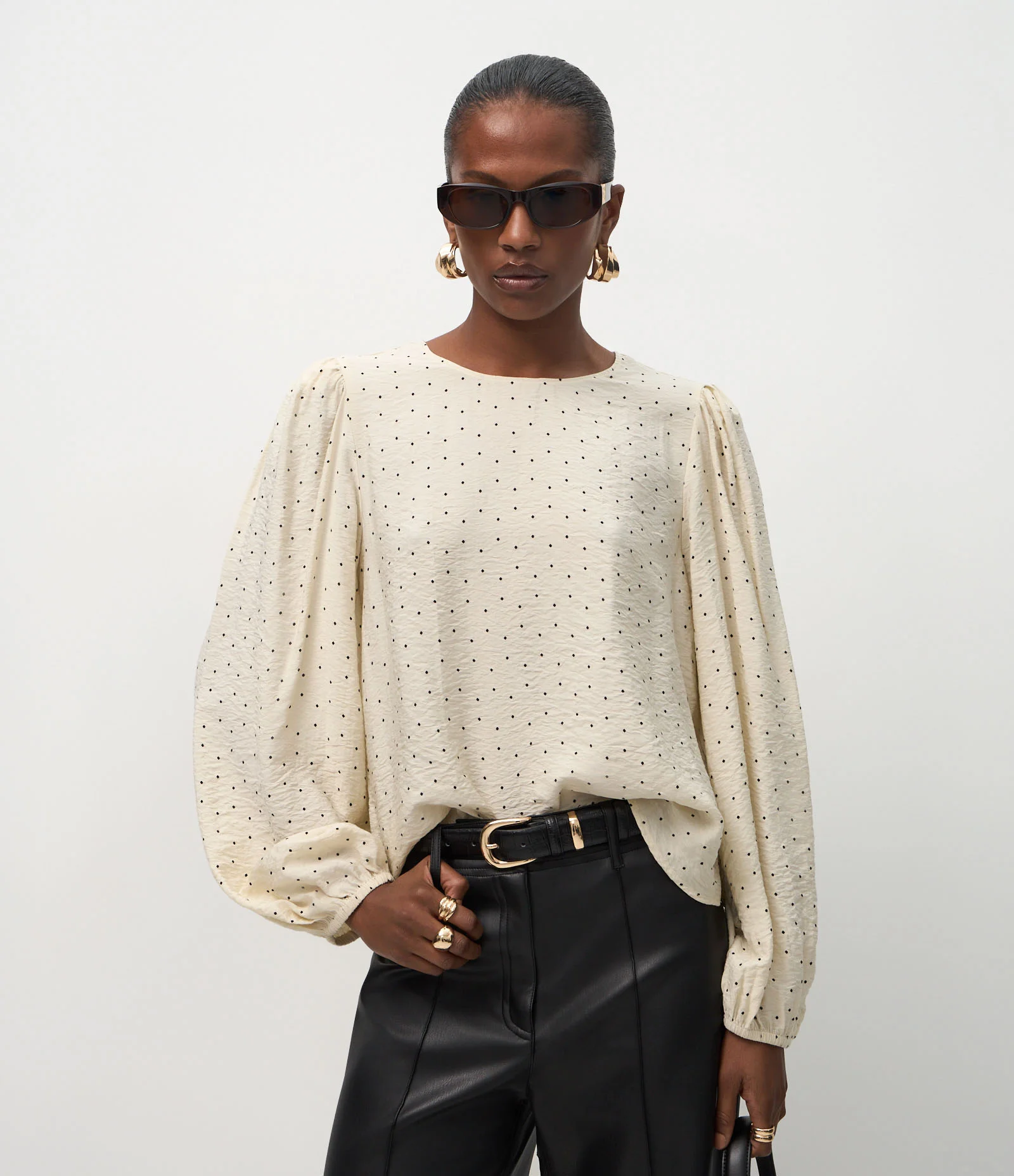Blusa em Viscose com Estampa de Poá e Mangas Amplas Bege 1