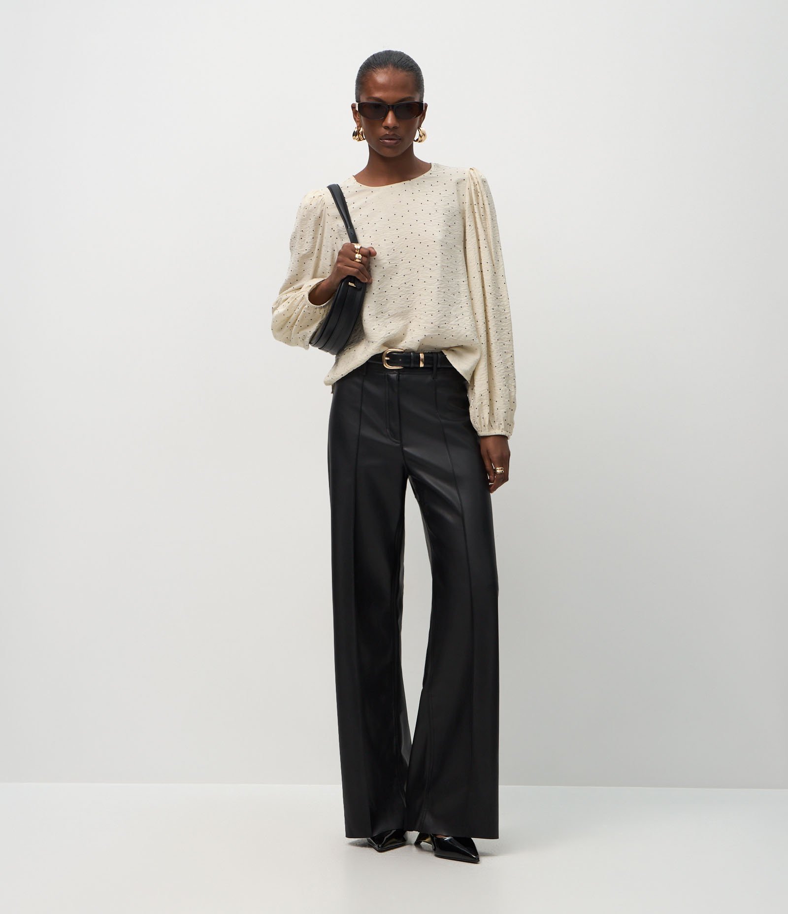 Blusa em Viscose com Estampa de Poá e Mangas Amplas Bege 2