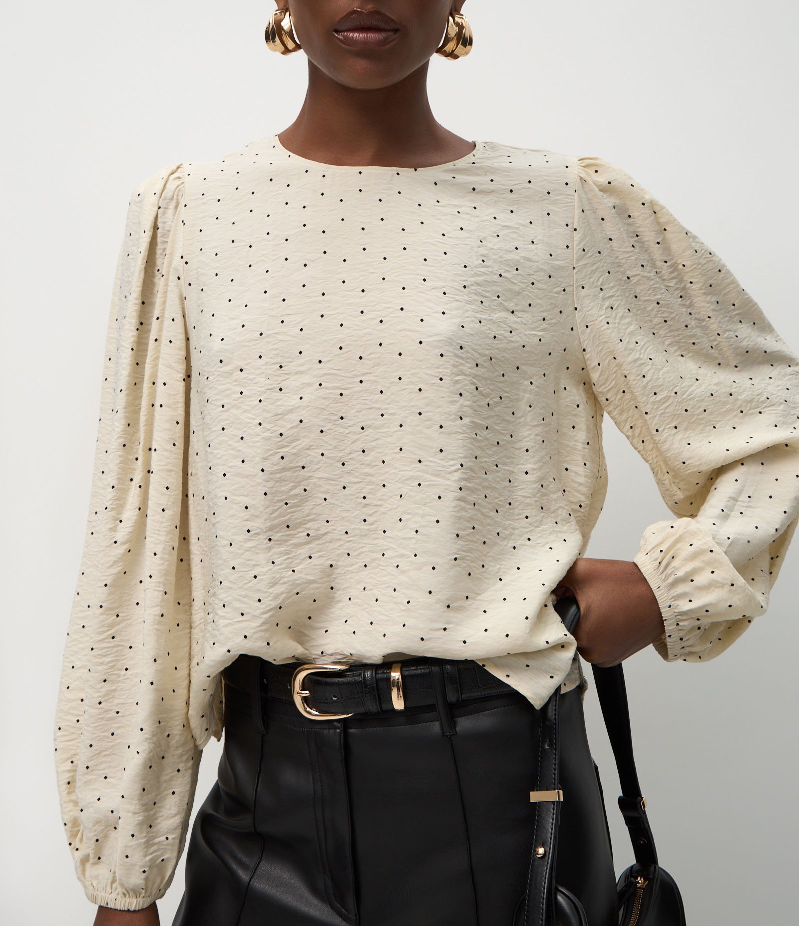 Blusa em Viscose com Estampa de Poá e Mangas Amplas Bege 4