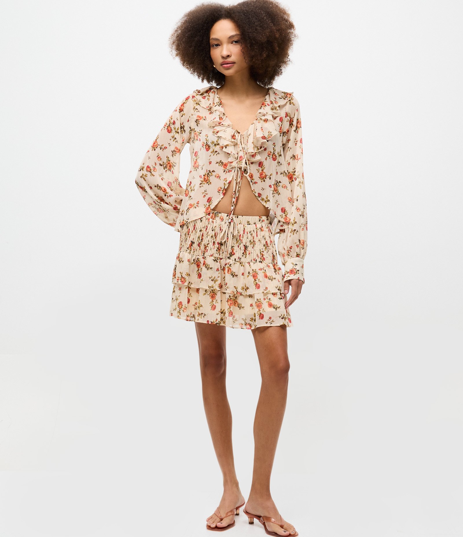 Blusa Bata em Chiffon com Babados no Decote e Estampa Floral Bege 2