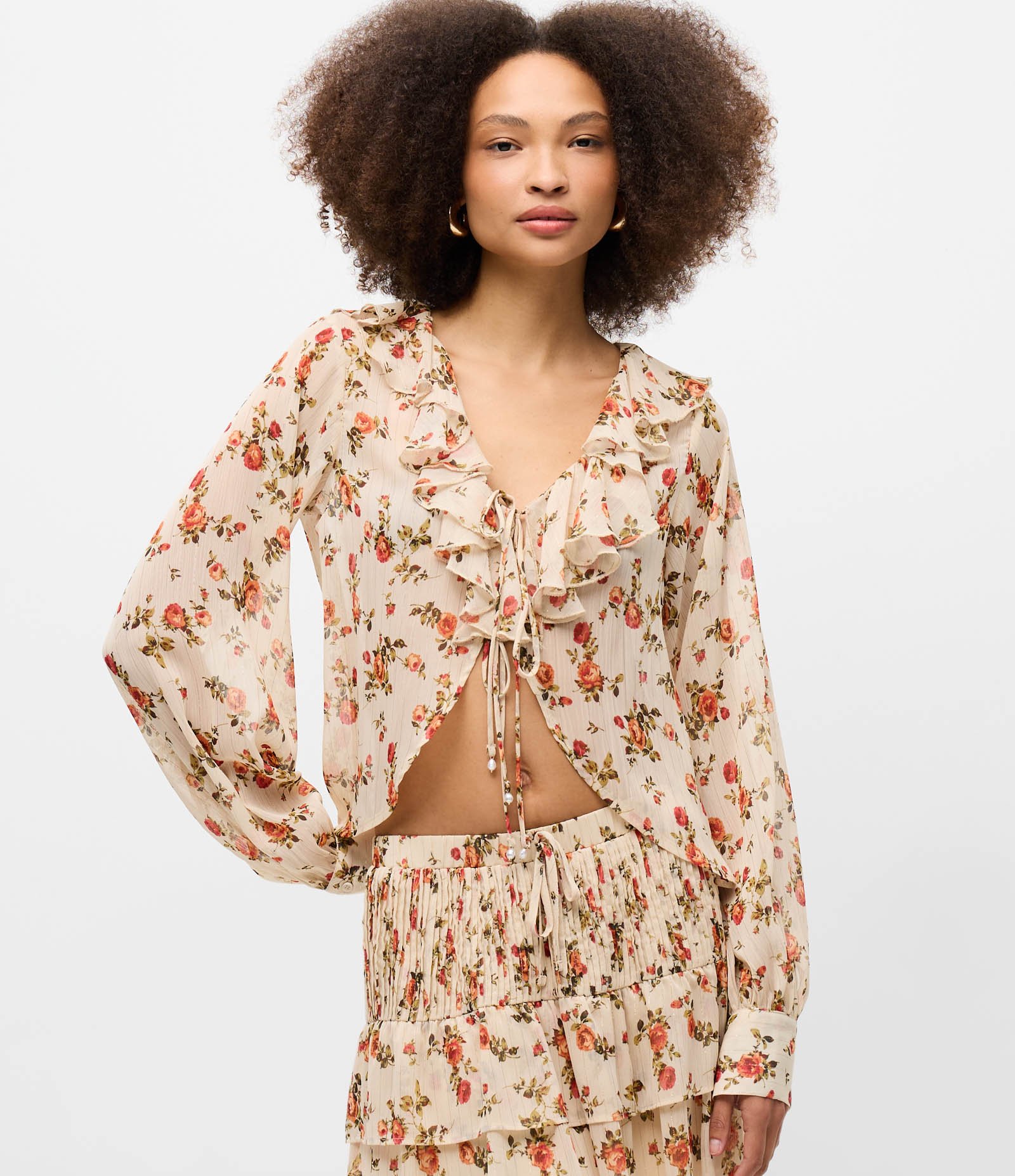 Blusa Bata em Chiffon com Babados no Decote e Estampa Floral Bege 3