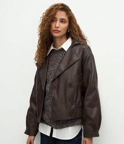 Jaqueta em PU com Gola Blazer e Abotoamento Transpassado