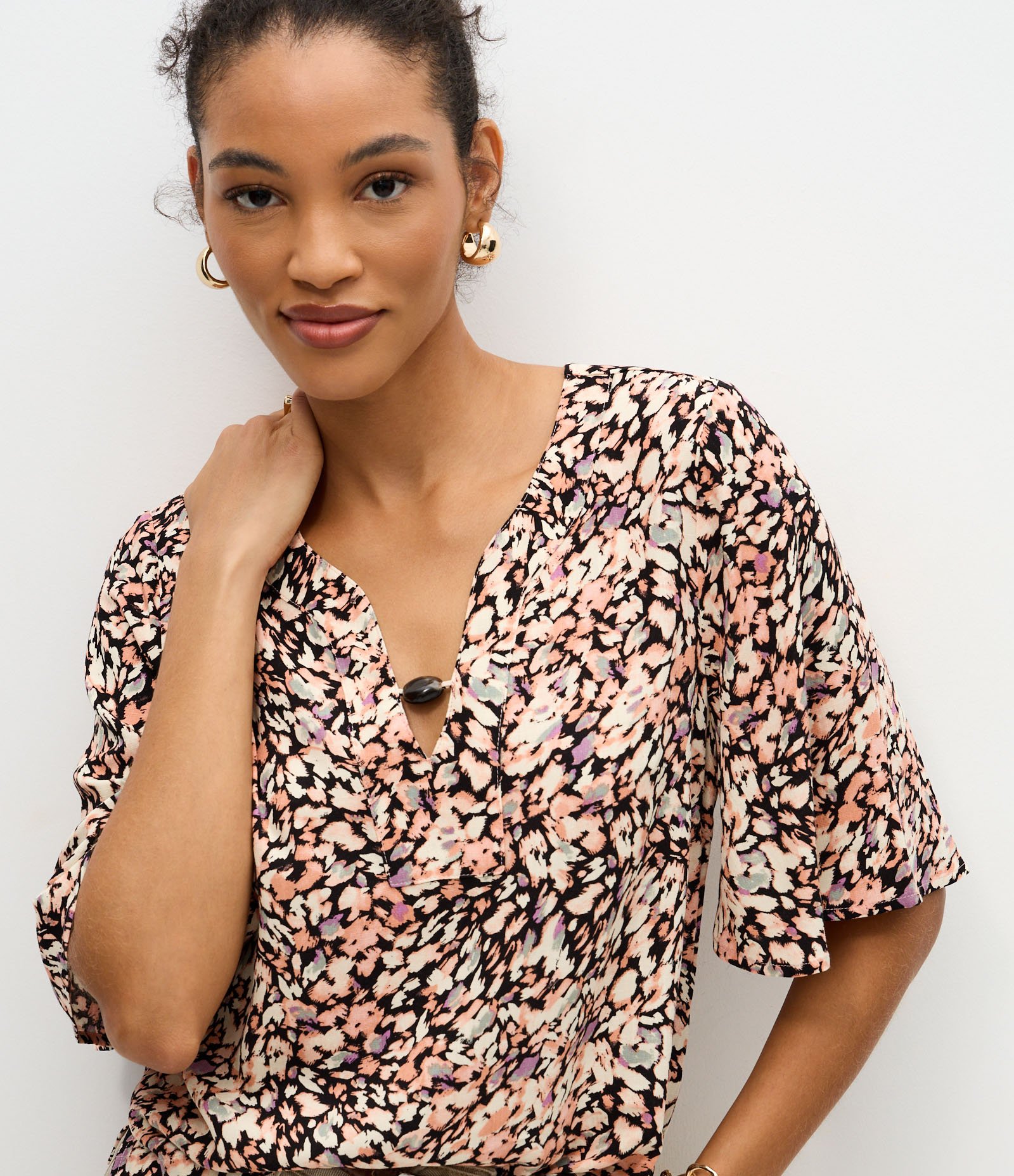 Blusa Estampada em Viscose com Aviamento no Decote Multicores 3