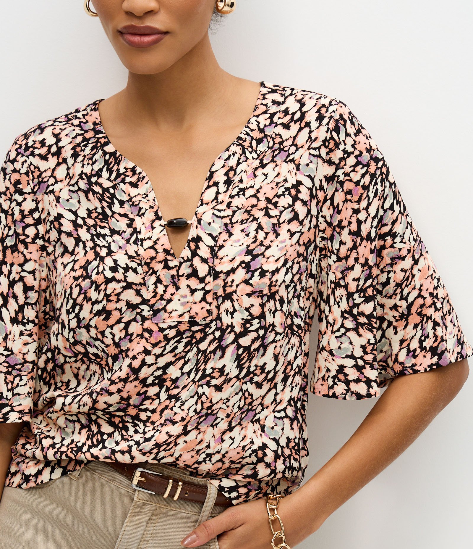 Blusa Estampada em Viscose com Aviamento no Decote Multicores 4