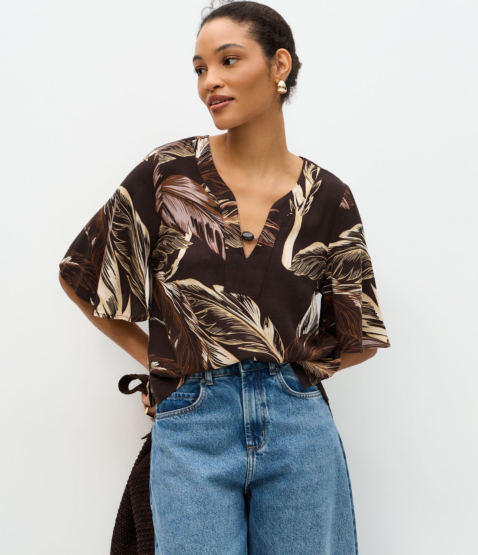 Blusa Feminina Manga Curta Folhagem com Gola V Marrom 1