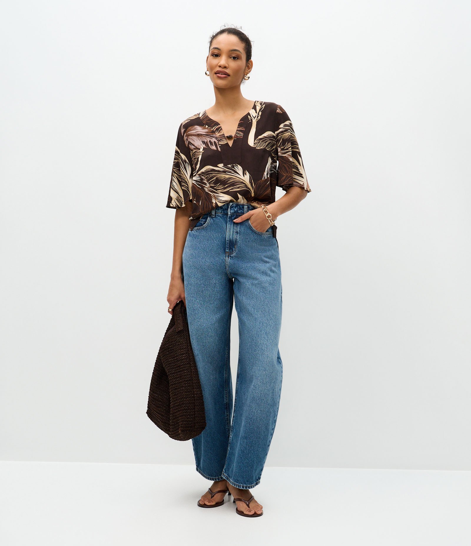 Blusa Feminina Manga Curta Folhagem com Gola V Marrom 2