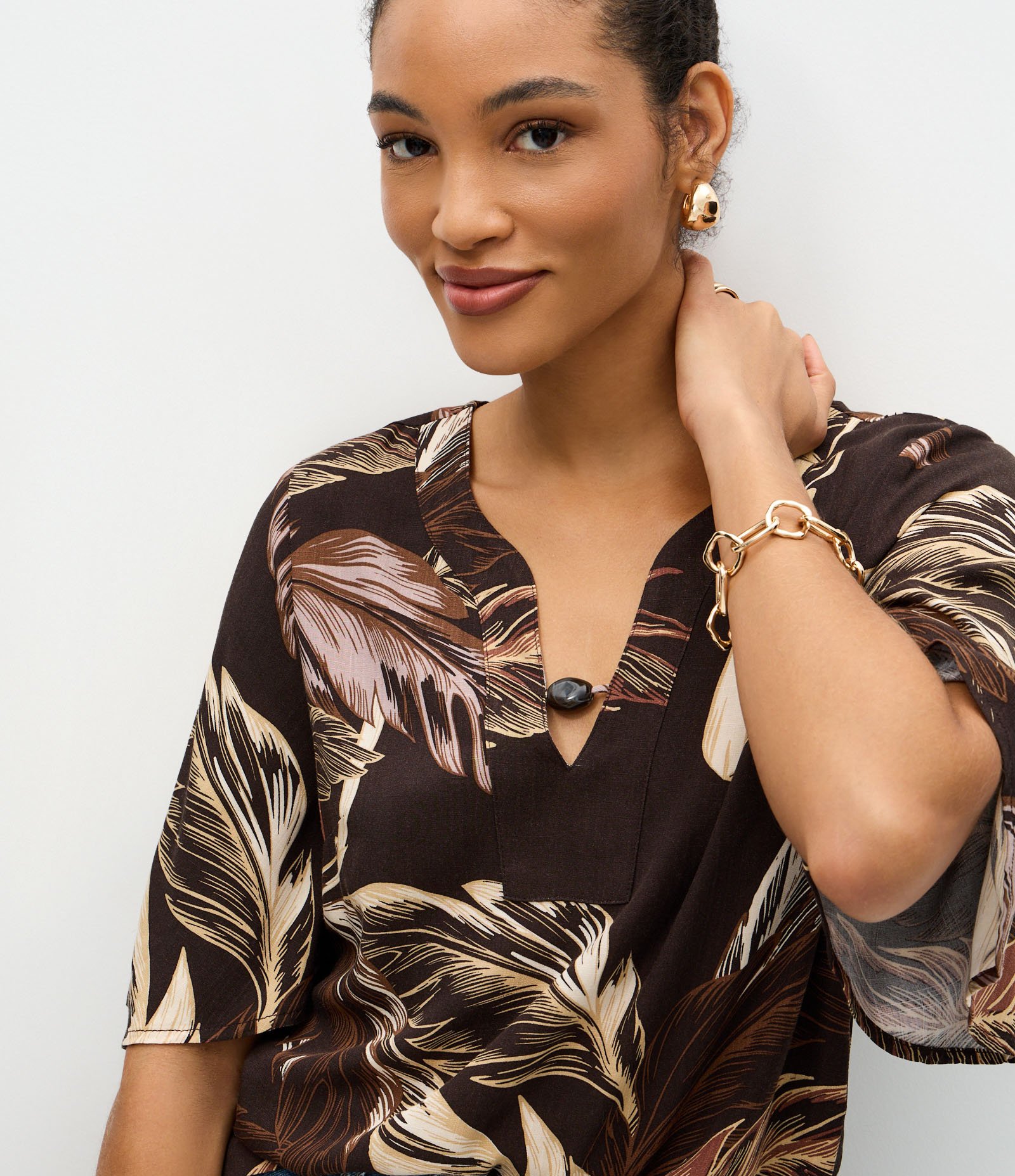 Blusa Feminina Manga Curta Folhagem com Gola V Marrom 3