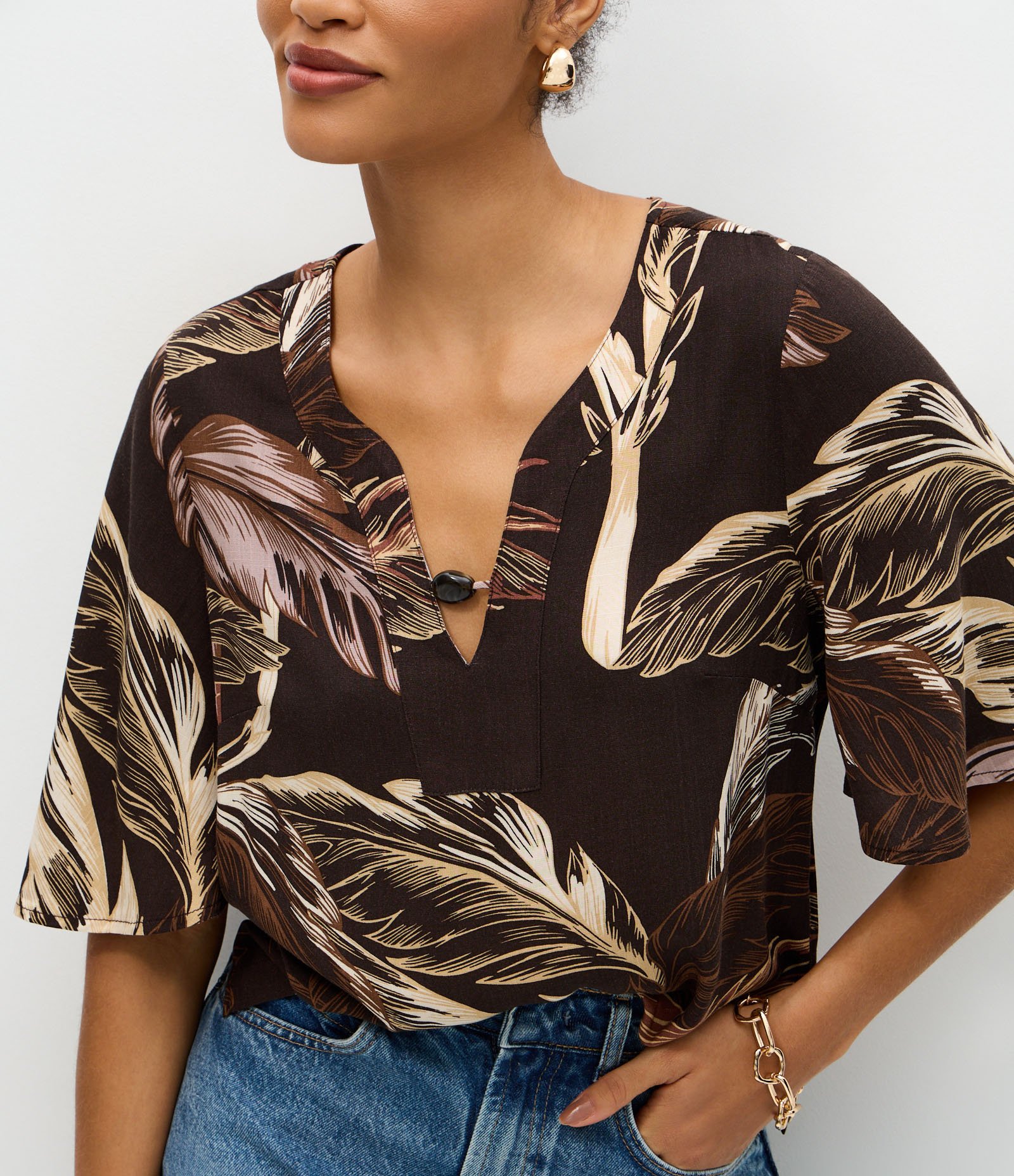 Blusa Feminina Manga Curta Folhagem com Gola V Marrom 4