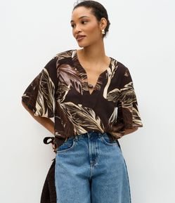 Blusa Feminina Manga Curta Folhagem com Gola V