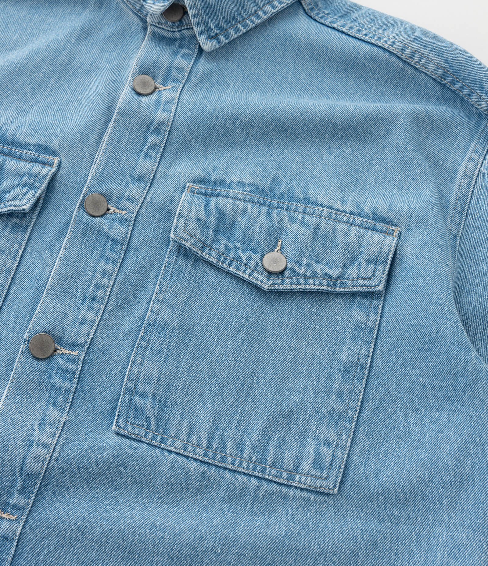 Camisa Oversized Boxy em Jeans com Efeito Marmorizado Azul Claro 3