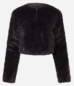 Casaco Curto em Pelo Artificial e Ganchos para Fechamento