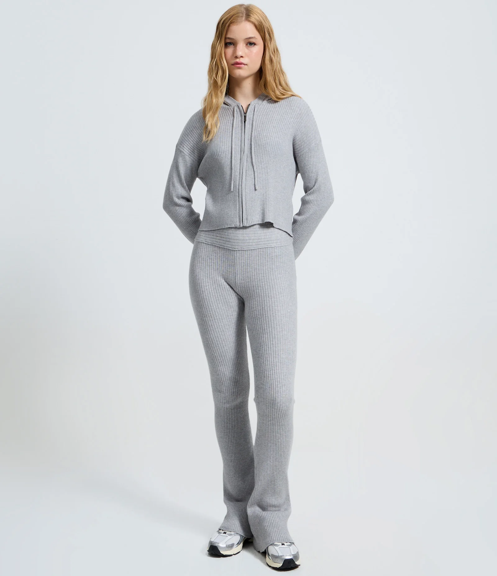 Casaco em Tricô com Capuz e Zíper Cinza 2