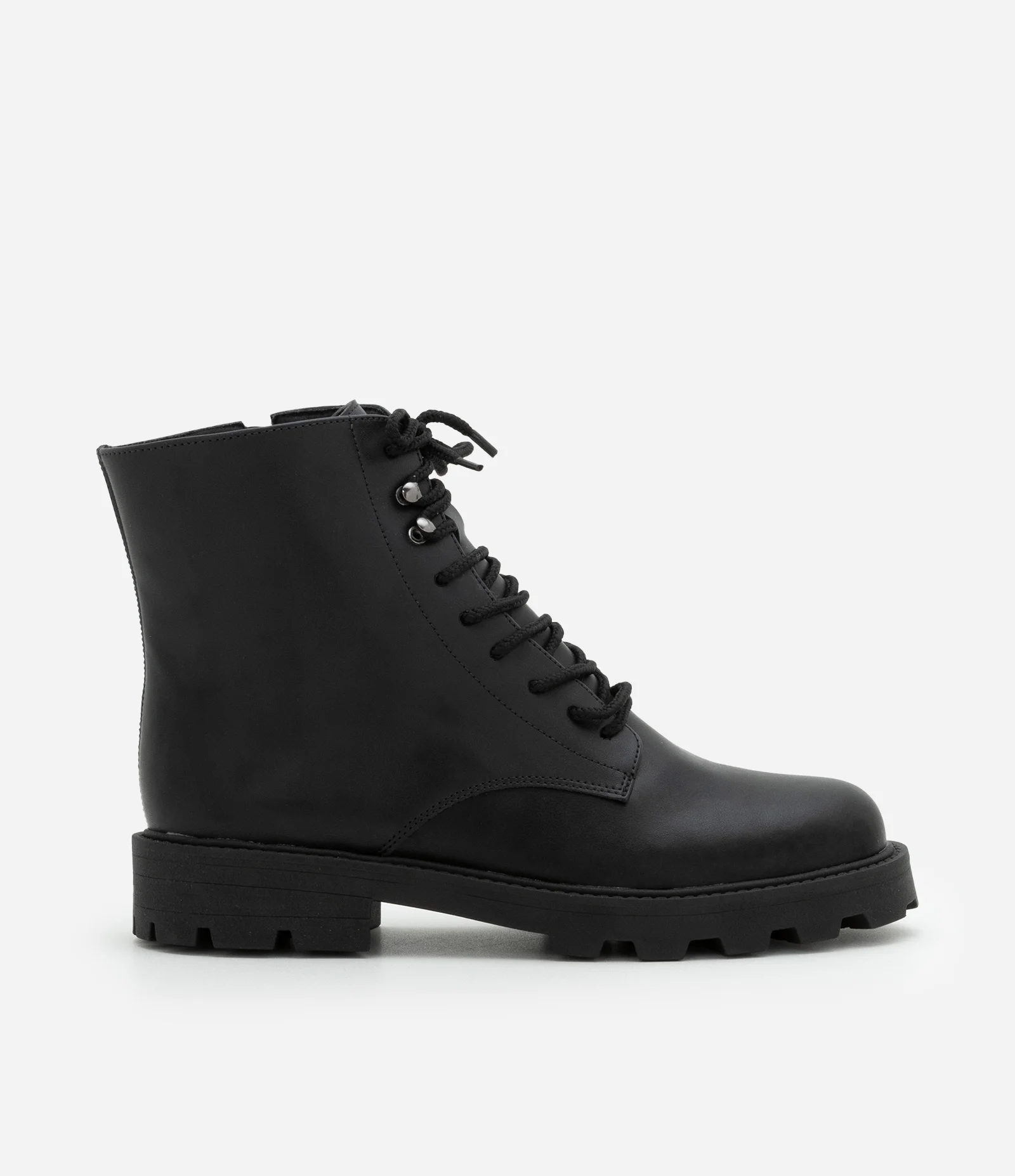 Bota Cano Curto em PU com Sola Tratorada Preto 1