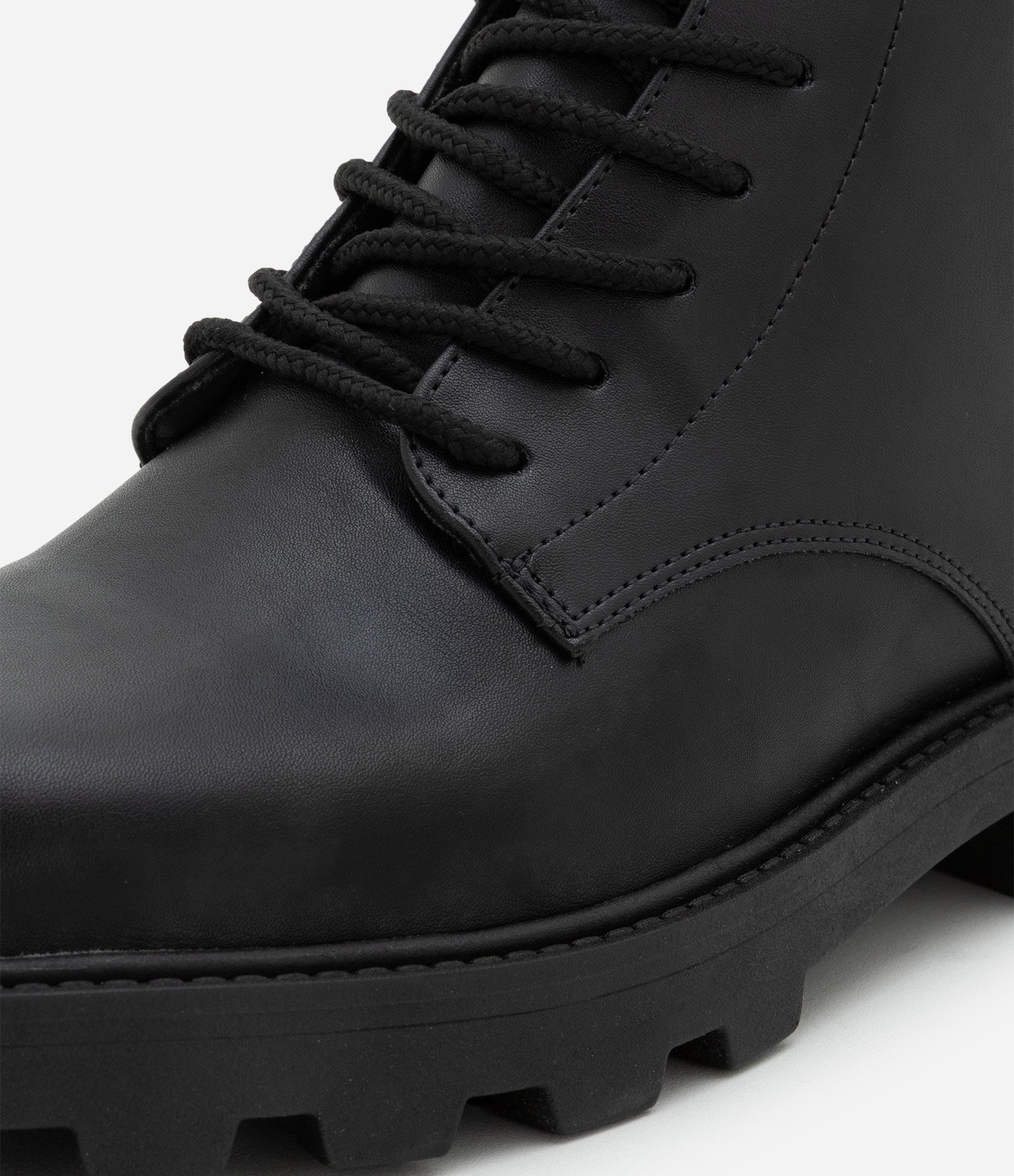 Bota Cano Curto em PU com Sola Tratorada Preto 3