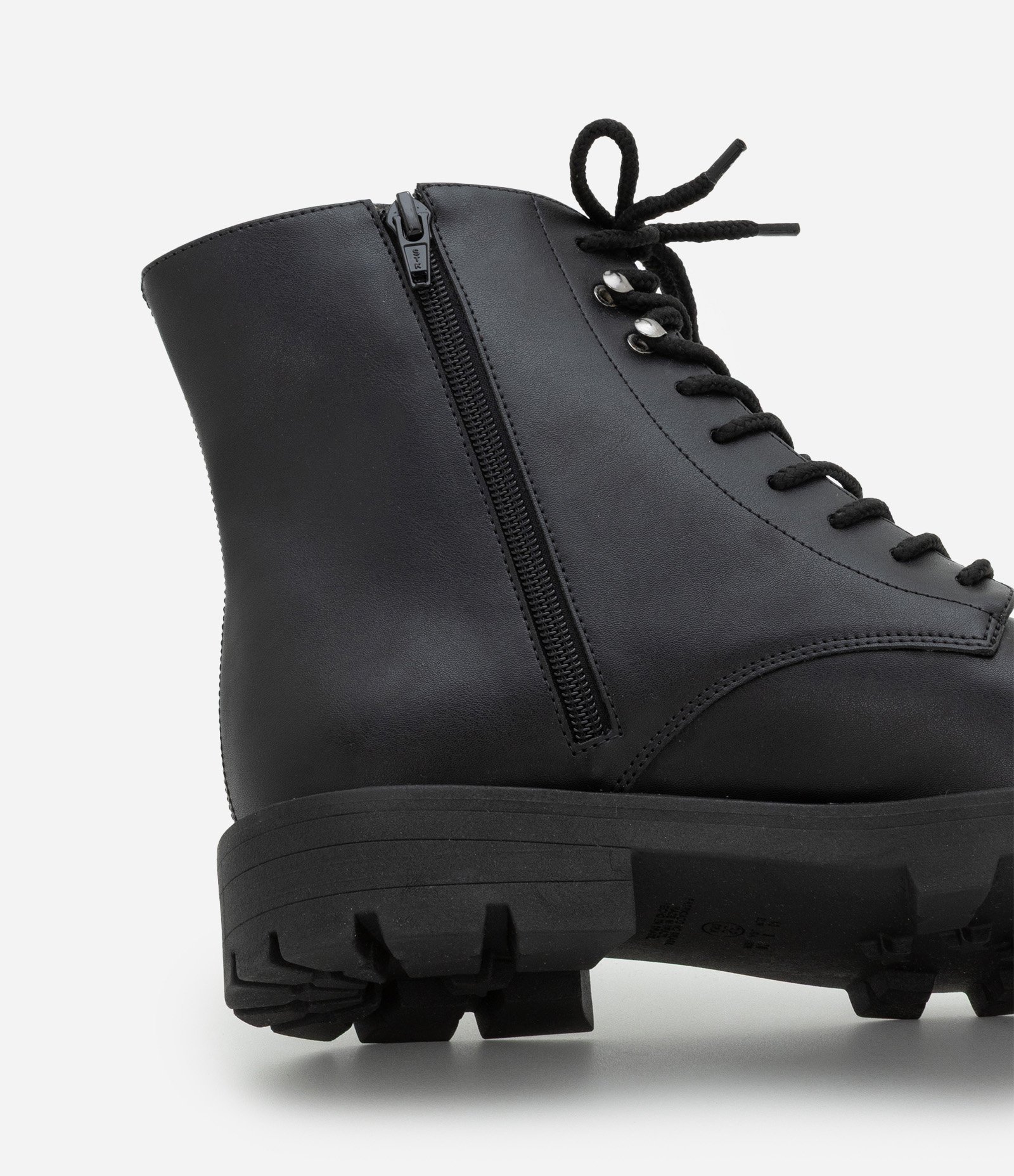 Bota Cano Curto em PU com Sola Tratorada Preto 5