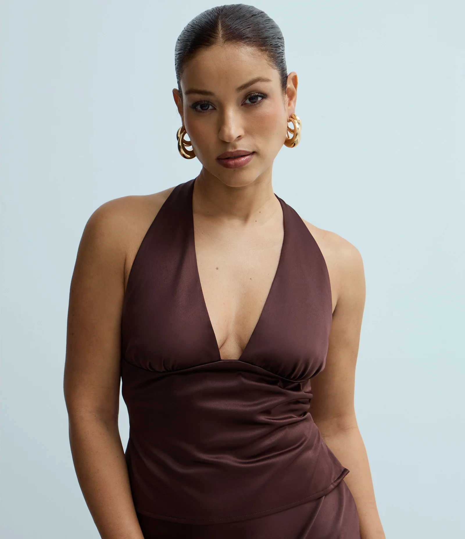 Blusa em Cetim Frente Única com Amarração nas Costas Marrom 2