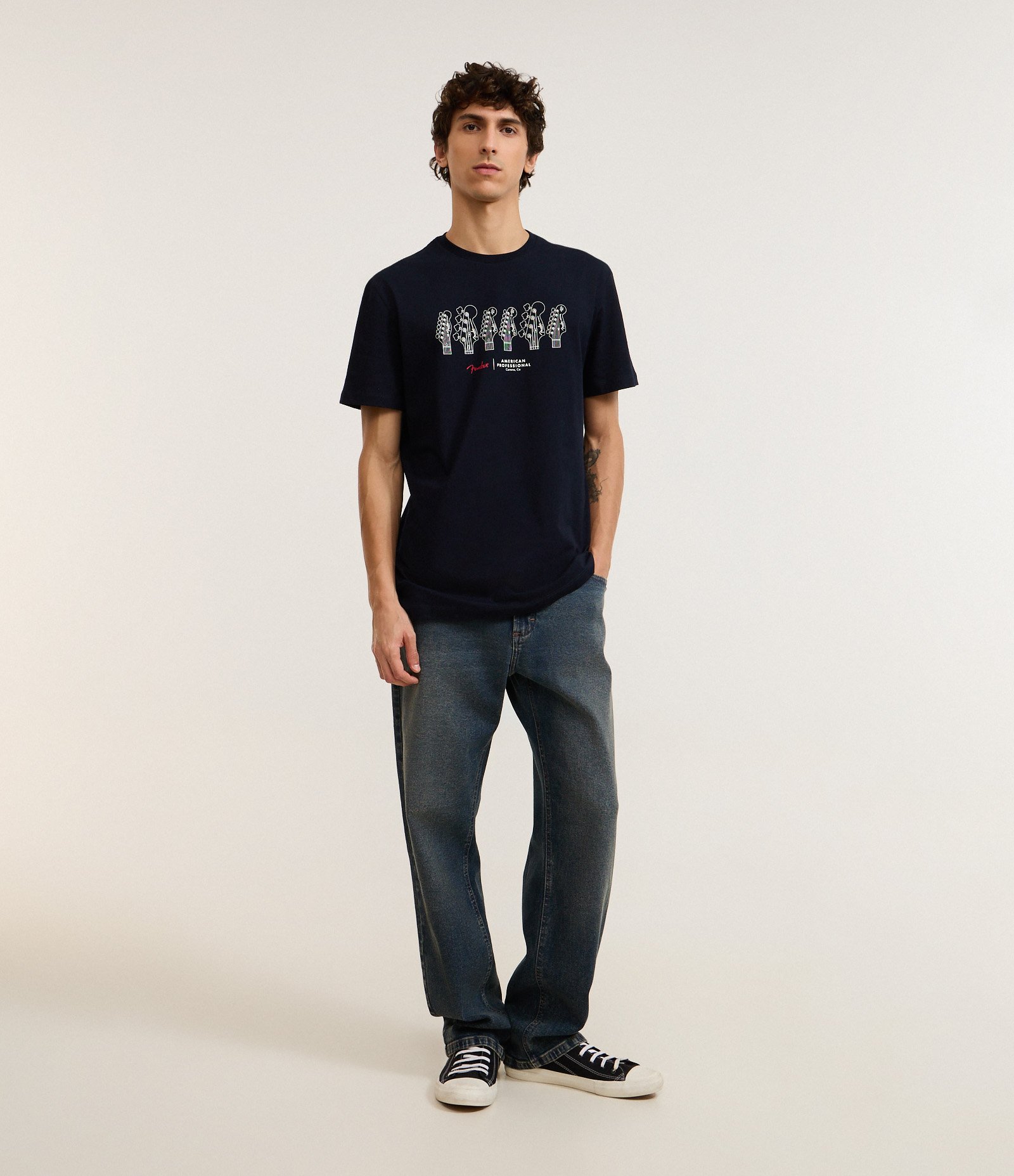 Camiseta Comfort em Algodão com Estampa Guitarras Fender Preto 2