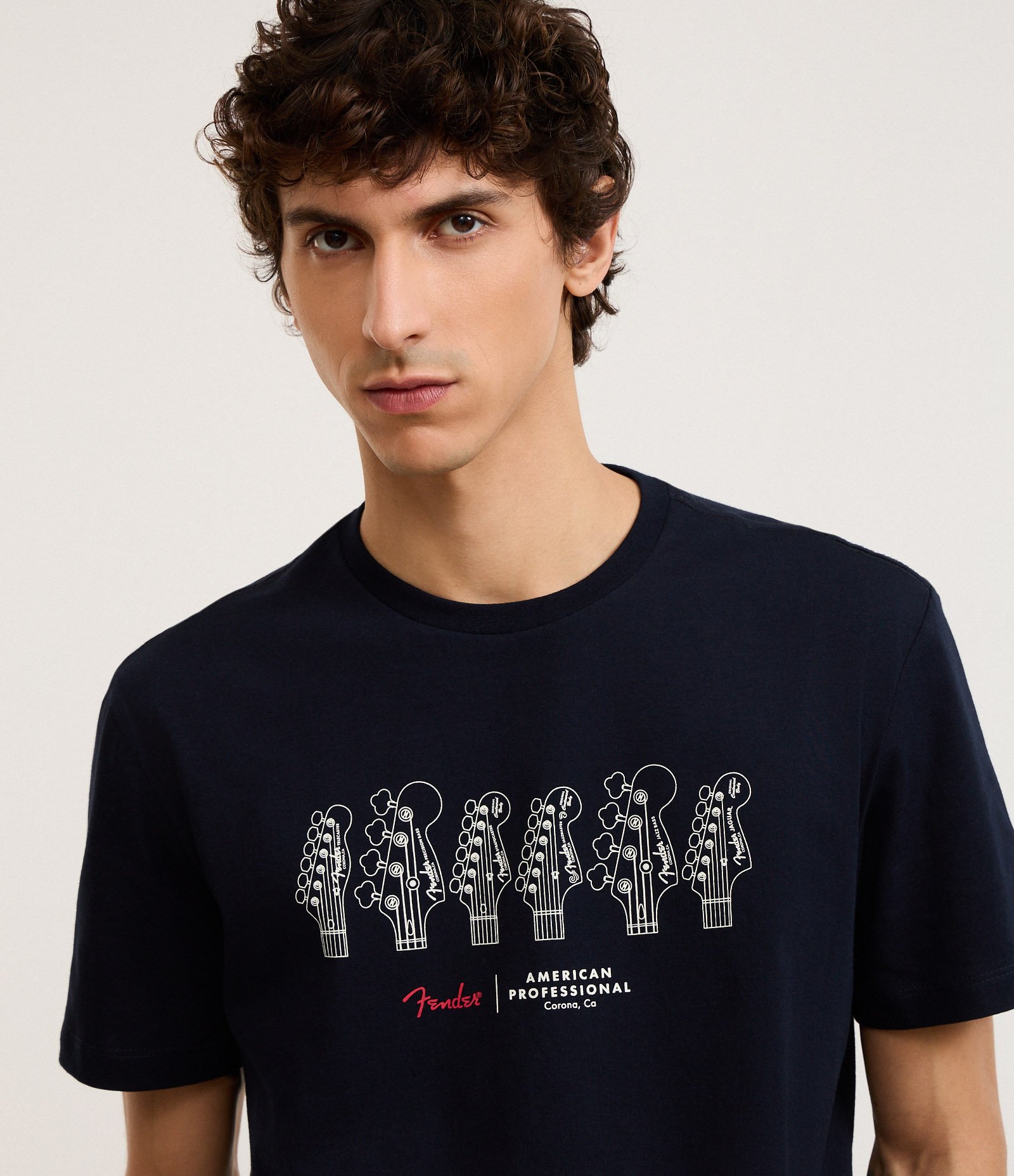 Camiseta Comfort em Algodão com Estampa Guitarras Fender Preto 4