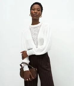 Bata em Viscose com Bordados Frontais