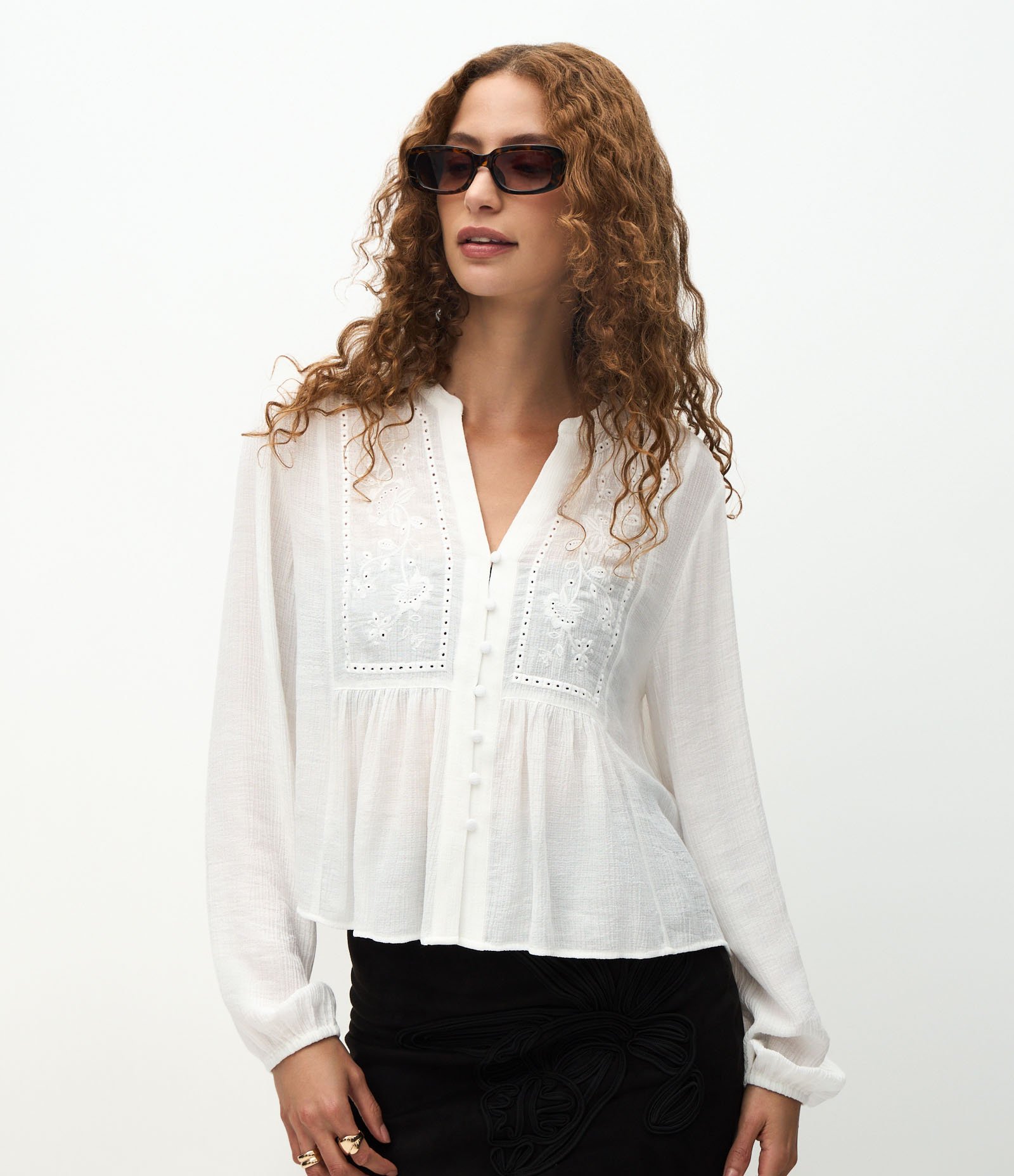 Blusa Bata em Viscose com Bordado Frontal Branco 2