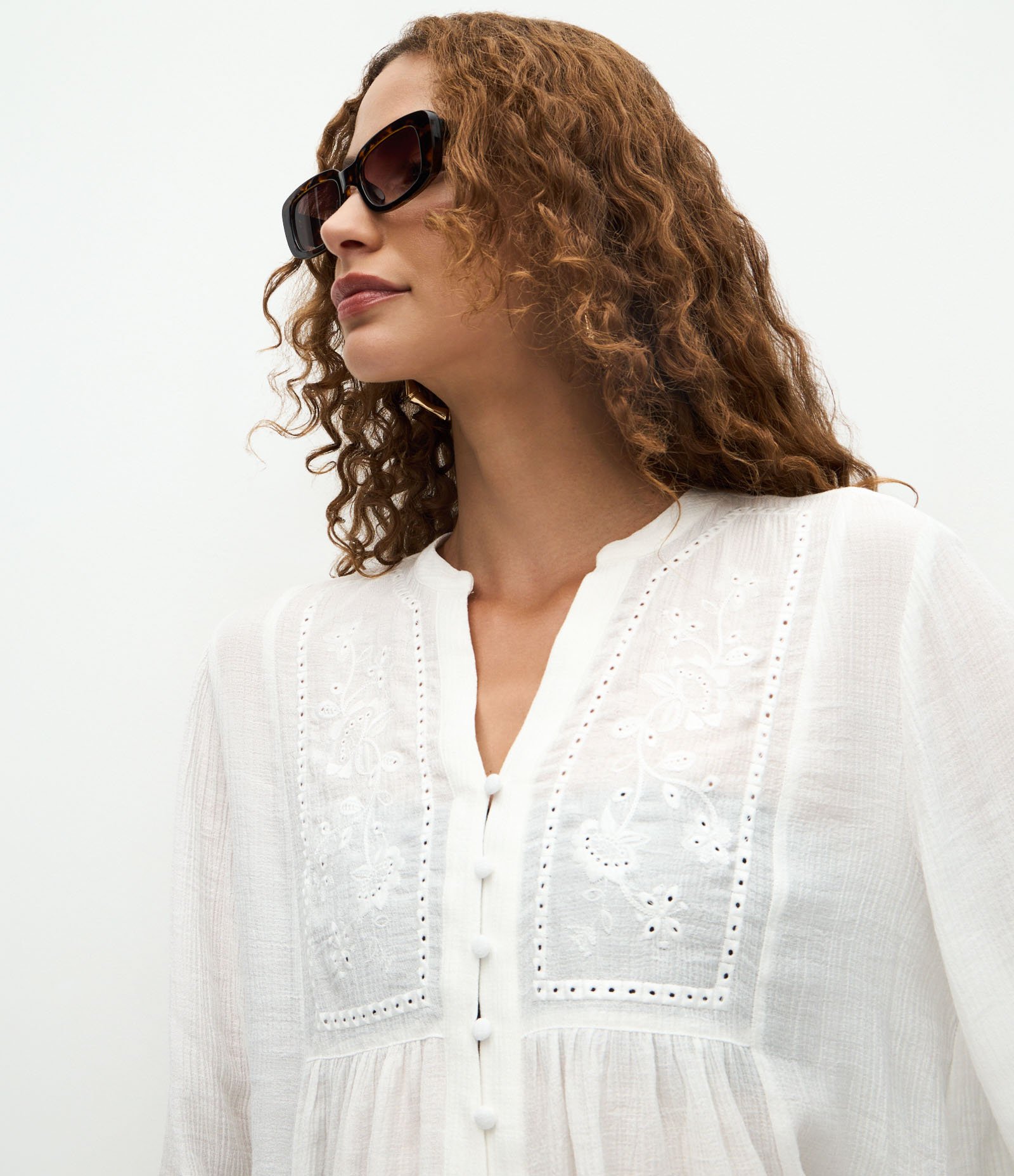Blusa Bata em Viscose com Bordado Frontal Branco 3