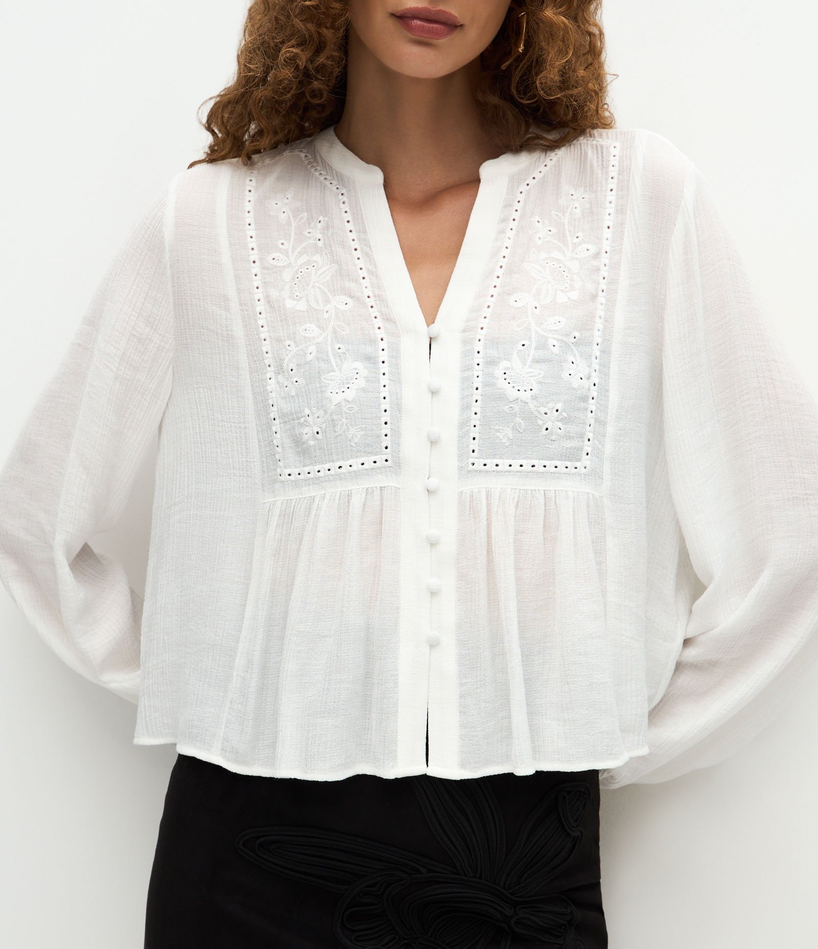 Blusa Bata em Viscose com Bordado Frontal Branco 4