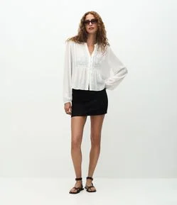Blusa Bata em Viscose com Bordado Frontal