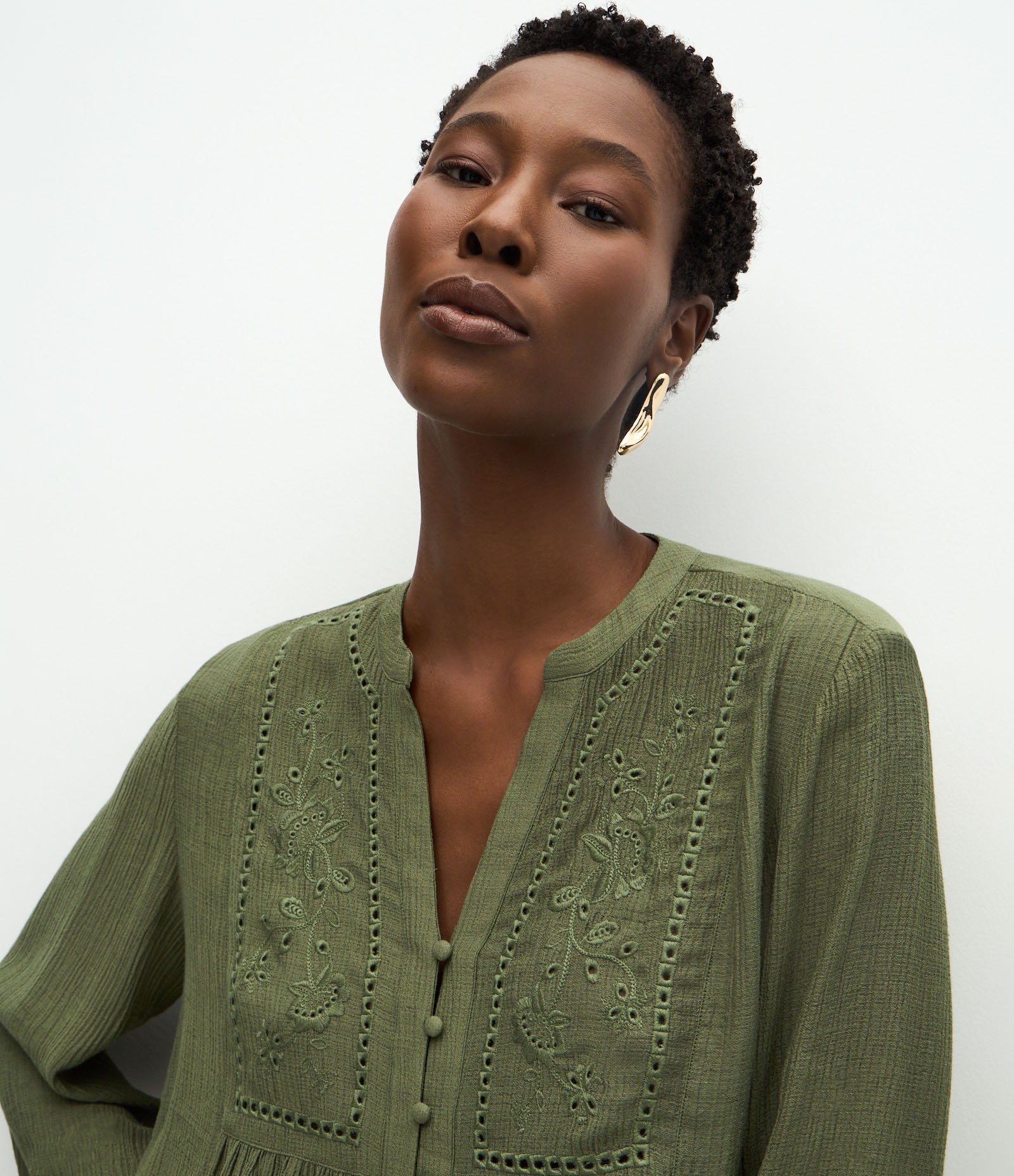 Blusa Bata em Viscose com Bordado Frontal Verde 3
